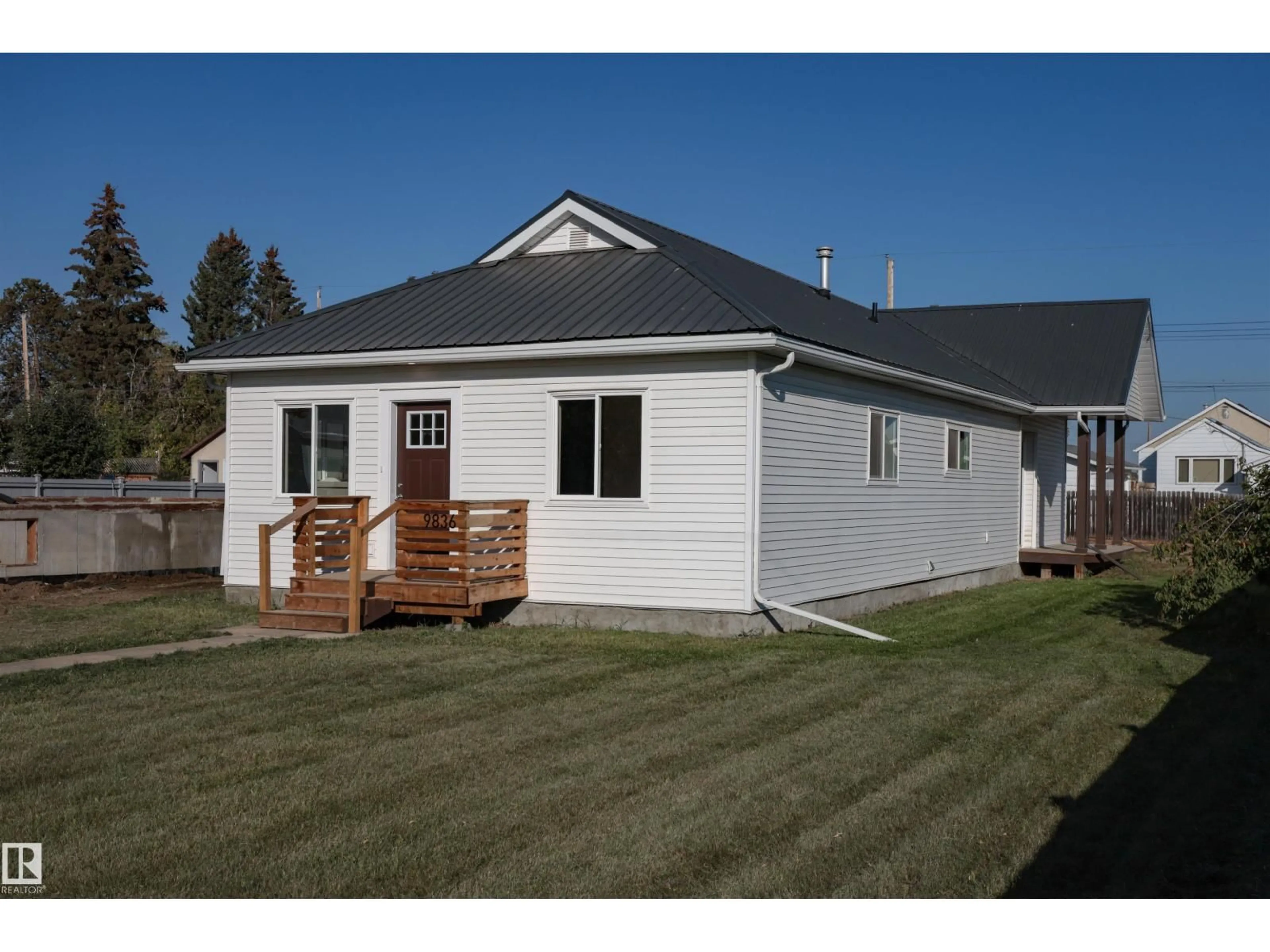 Home with vinyl exterior material, building for 9836 109 ST, Westlock Alberta T7P1P3