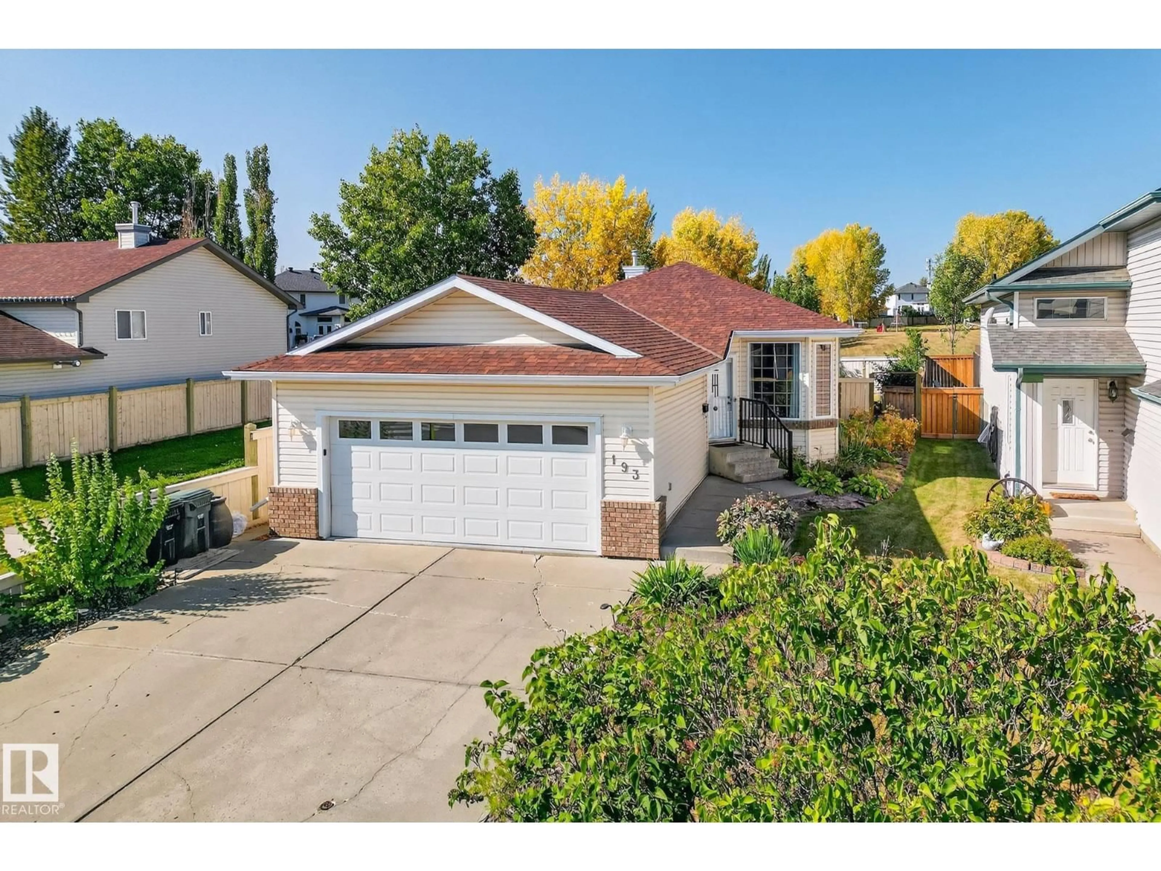 Home with vinyl exterior material, street for 193 LAKEWOOD DR, Spruce Grove Alberta T7X4H6