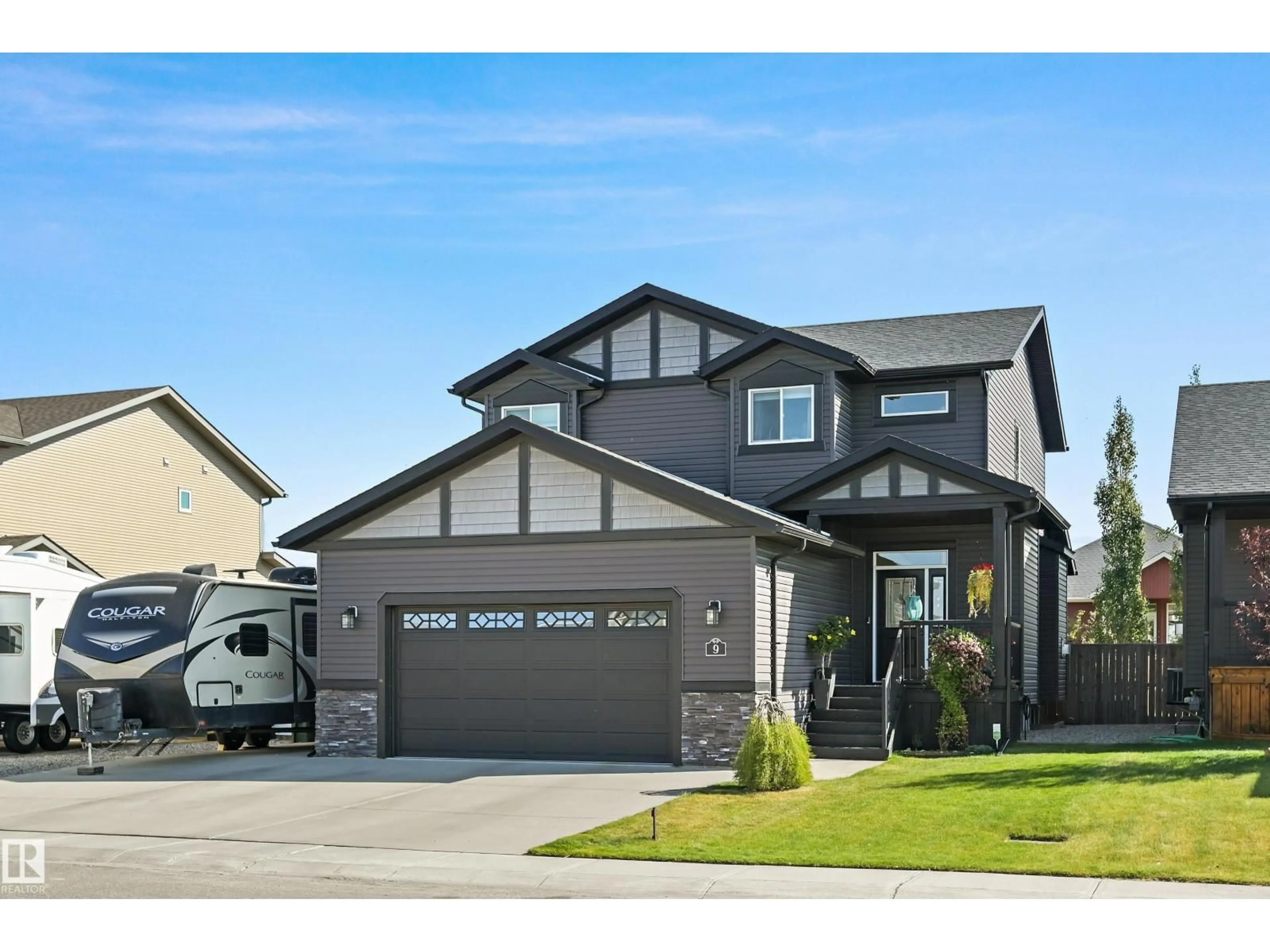Home with vinyl exterior material, street for 9 VICEROY CR, Olds Alberta T4H0C4