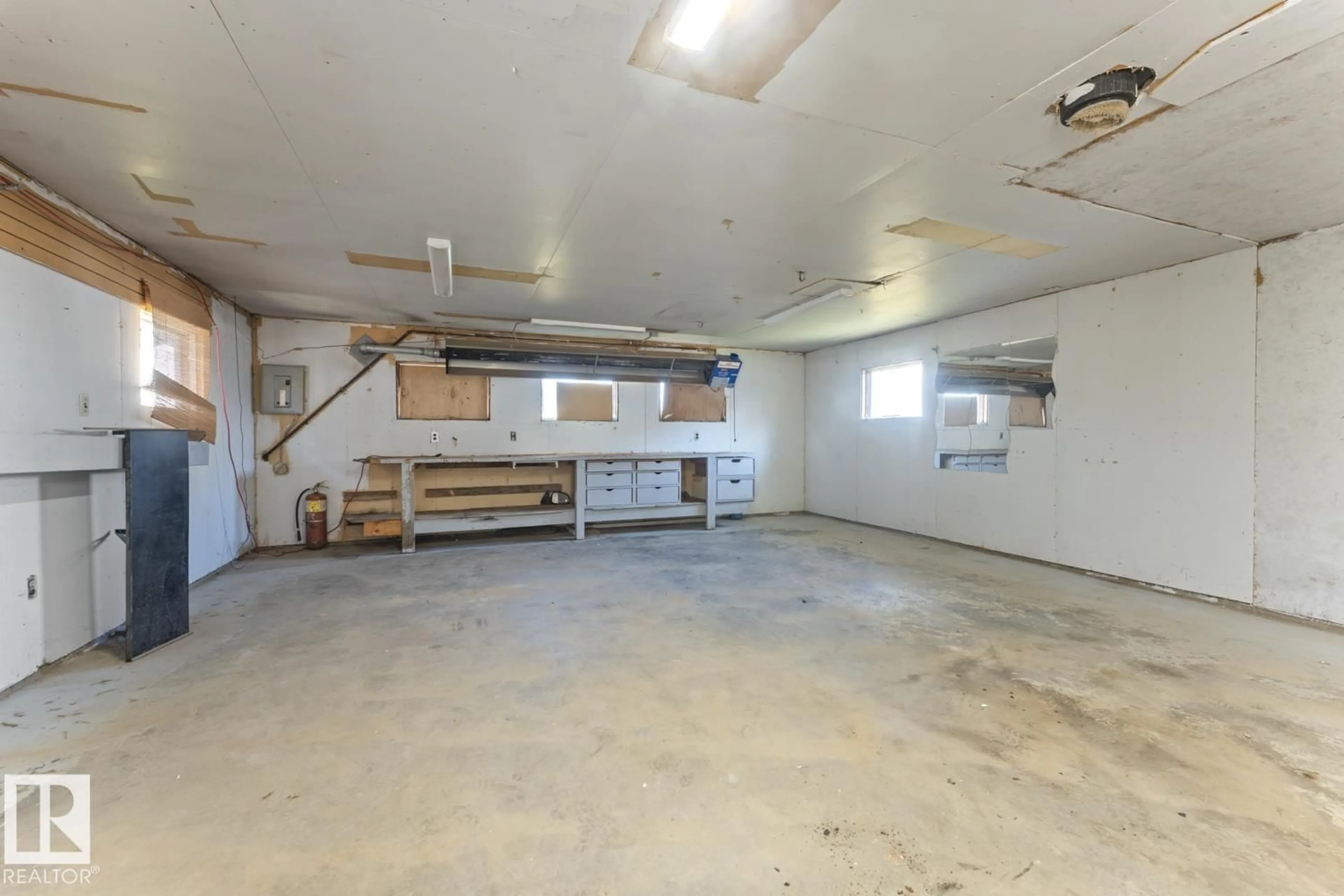 Indoor garage for 5019 62 ST, Cold Lake Alberta T9M1T6