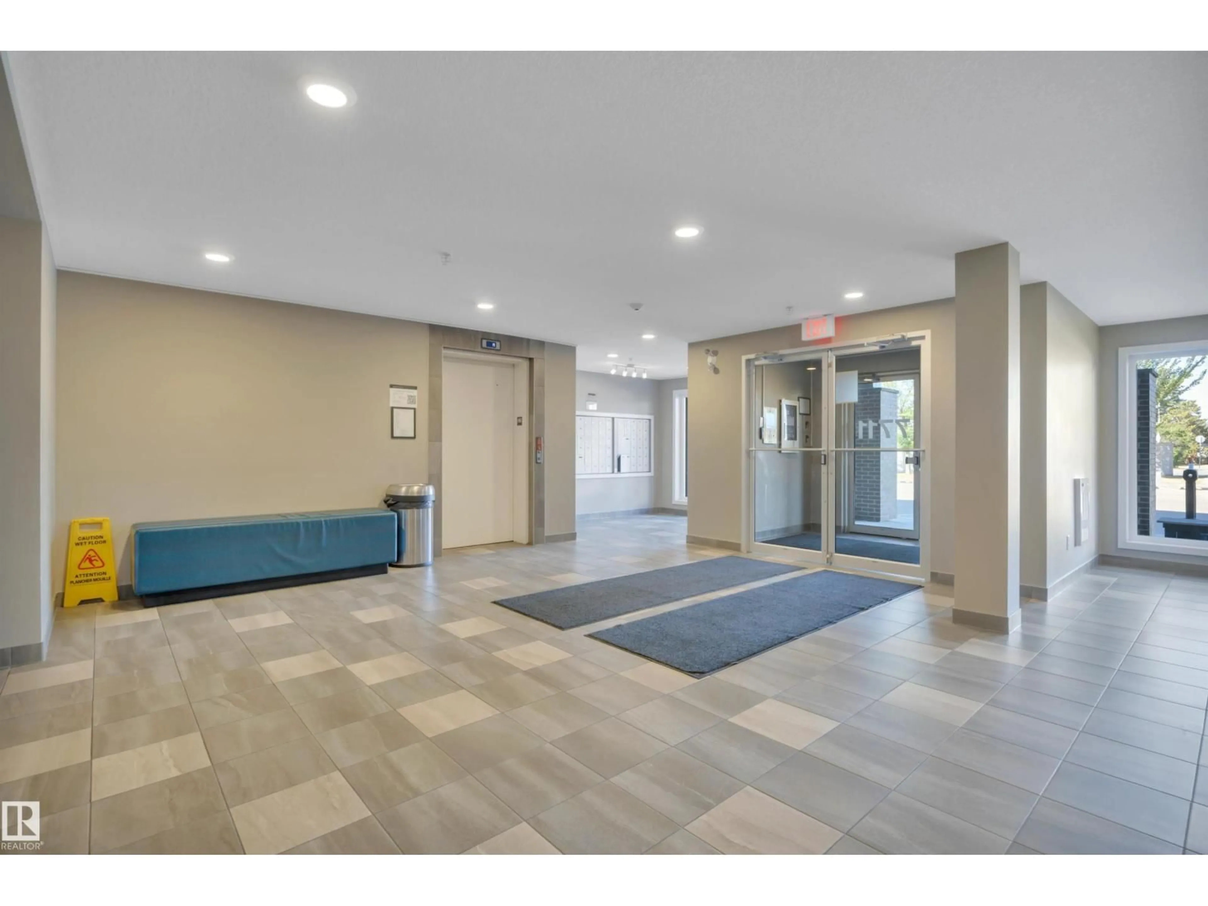 Indoor foyer for 114 7711 71 ST NW, Edmonton Alberta T6B0M3