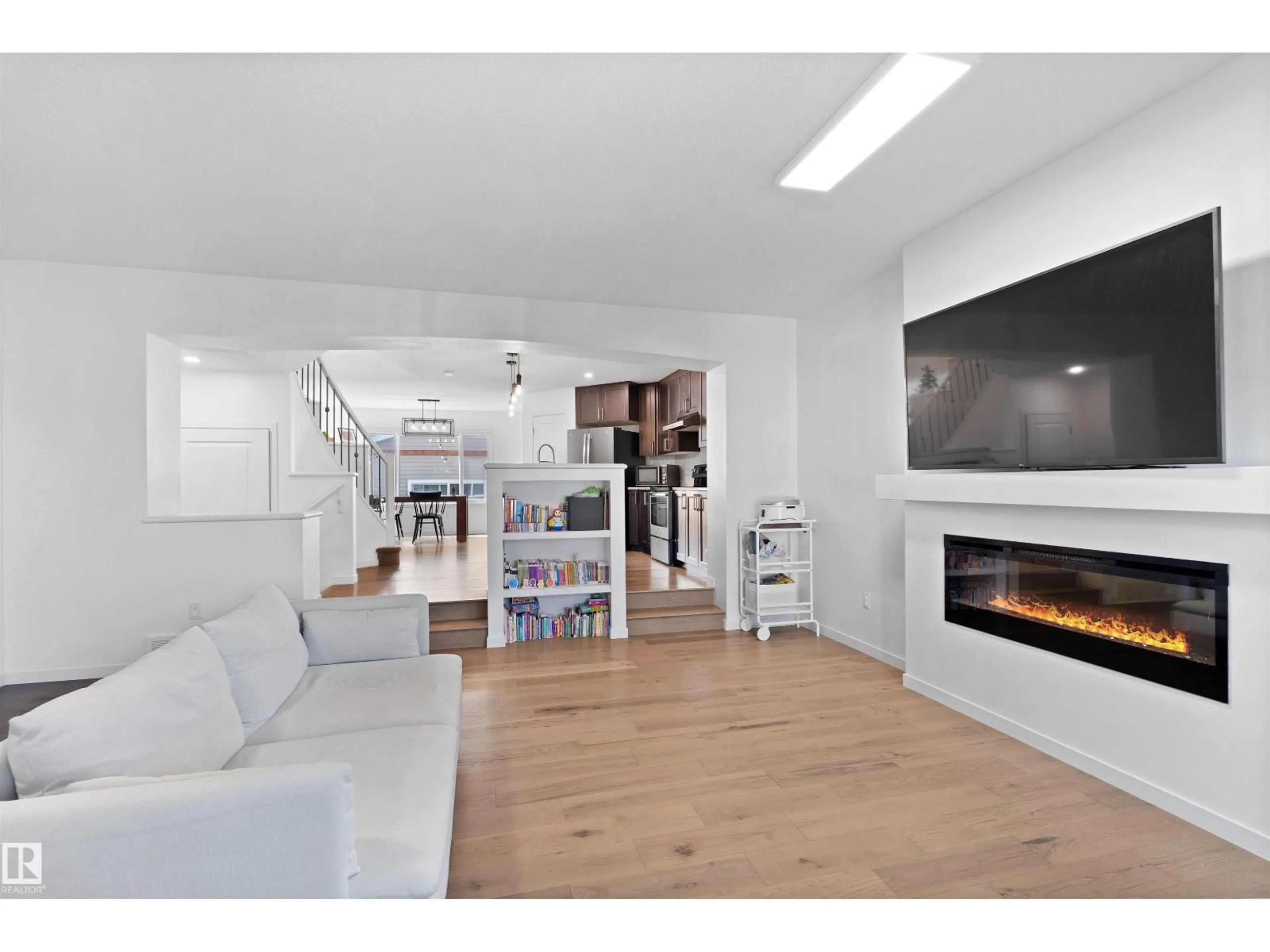 Unknown for SW - 2208 82 ST, Edmonton Alberta T6X2J6