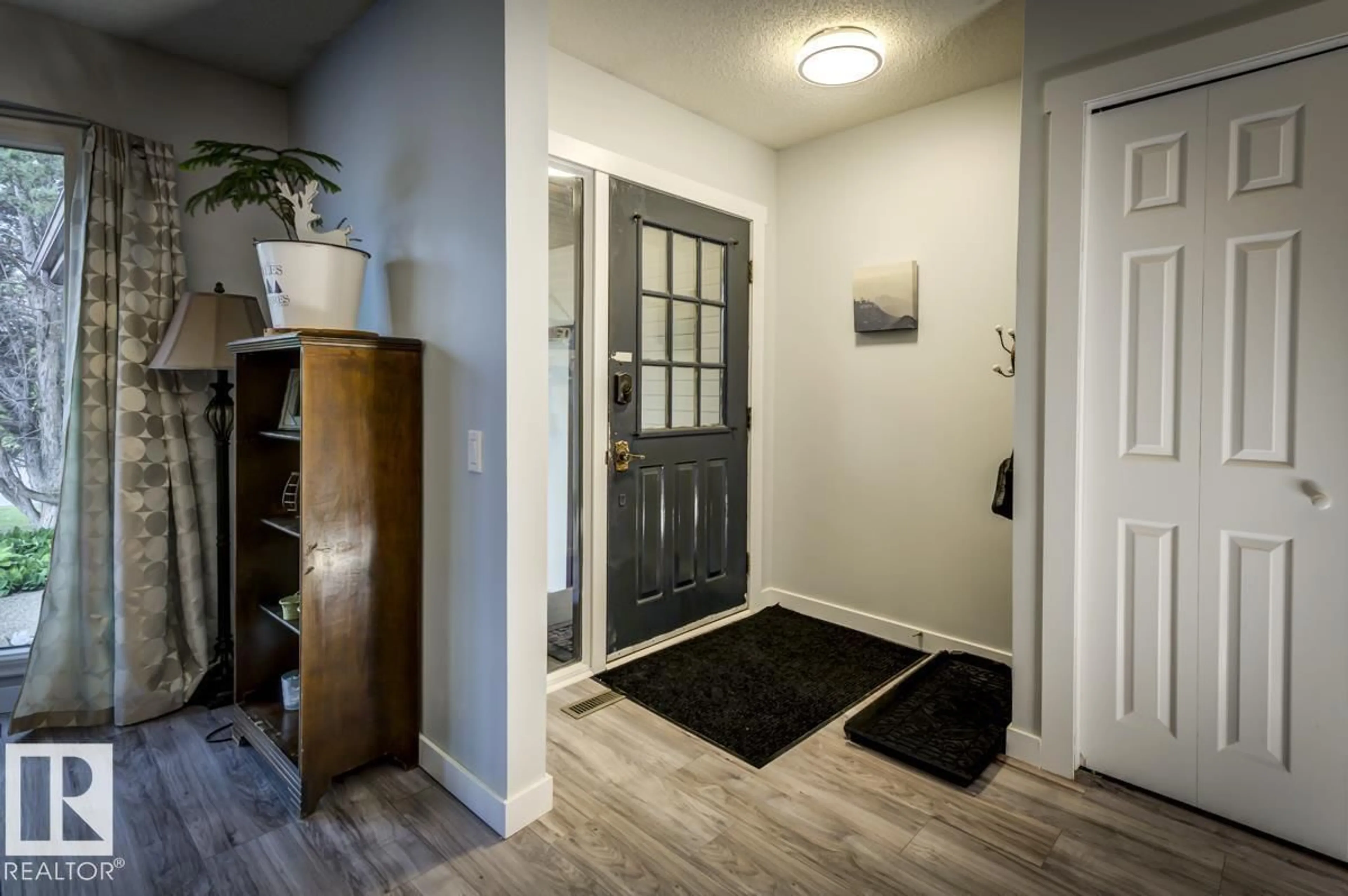 Indoor entryway for 669 VILLAGE DR, Sherwood Park Alberta T8A4N2