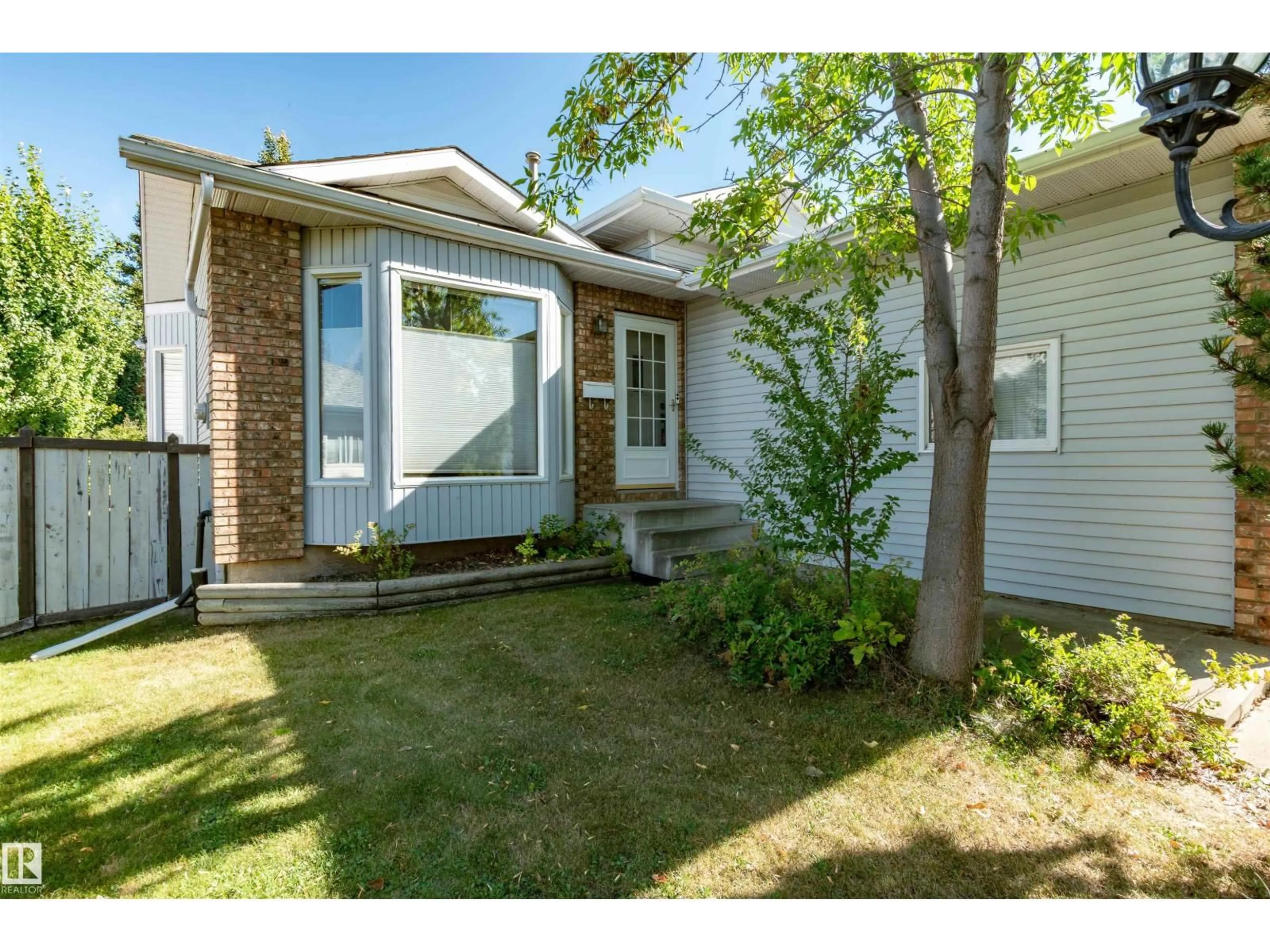 Home with vinyl exterior material, street for 695 MEADOWVIEW DR, Sherwood Park Alberta T8H1G2