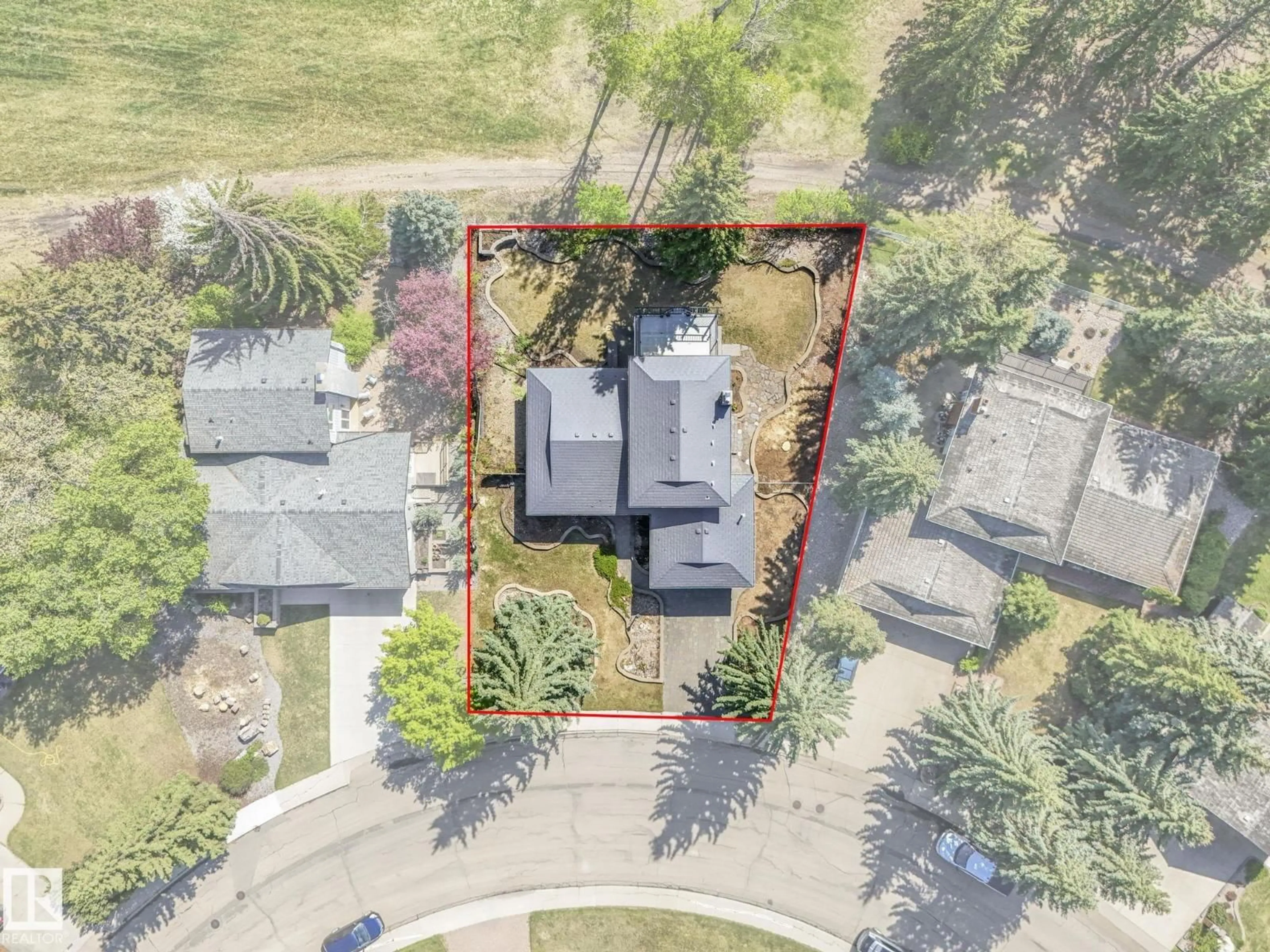 A pic from outside/outdoor area/front of a property/back of a property/a pic from drone, street for 123 FAIRWAY DR, Edmonton Alberta T6J2C2
