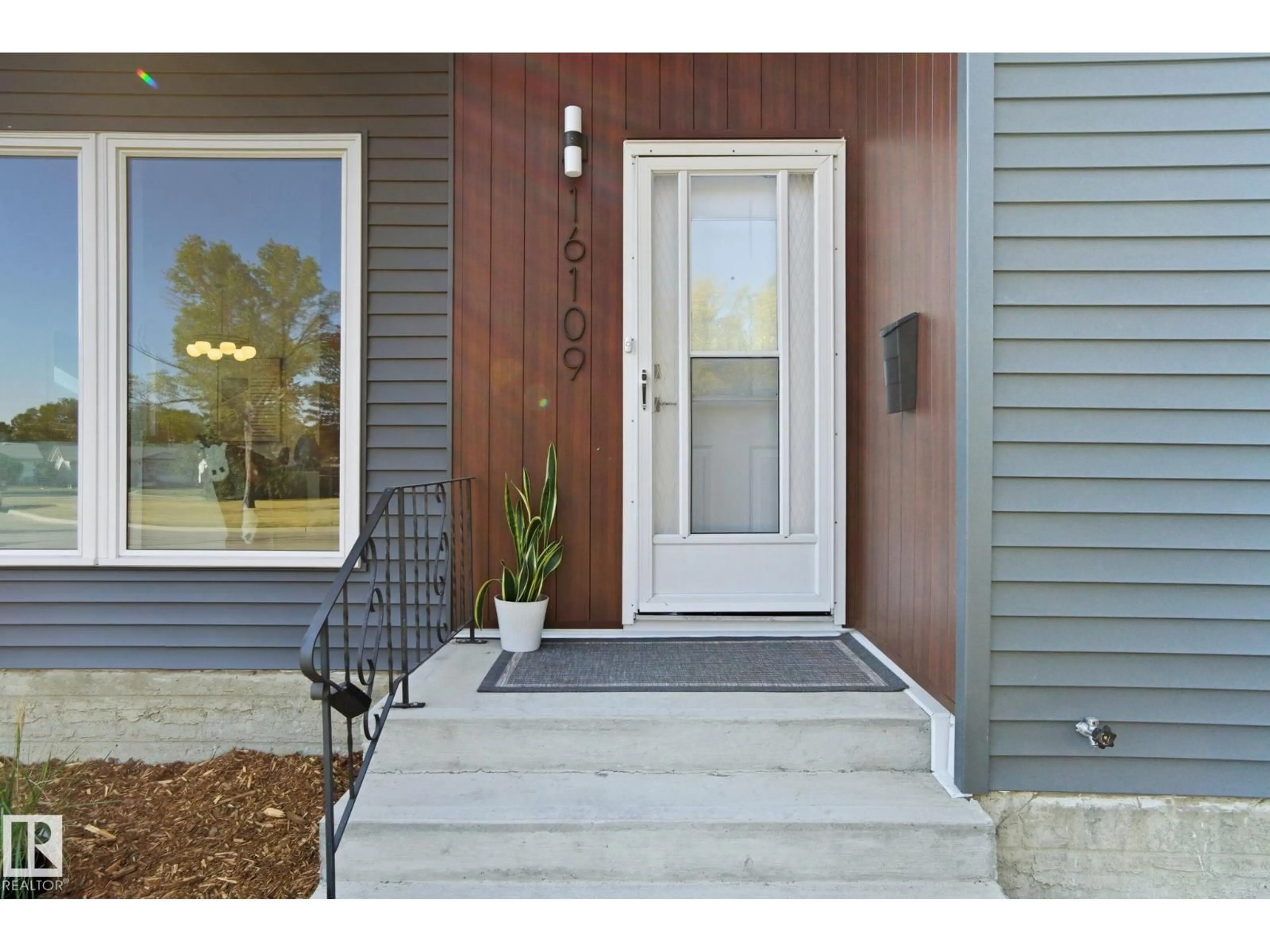 Indoor entryway for NW - 16109 88A AV, Edmonton Alberta T5R4N5