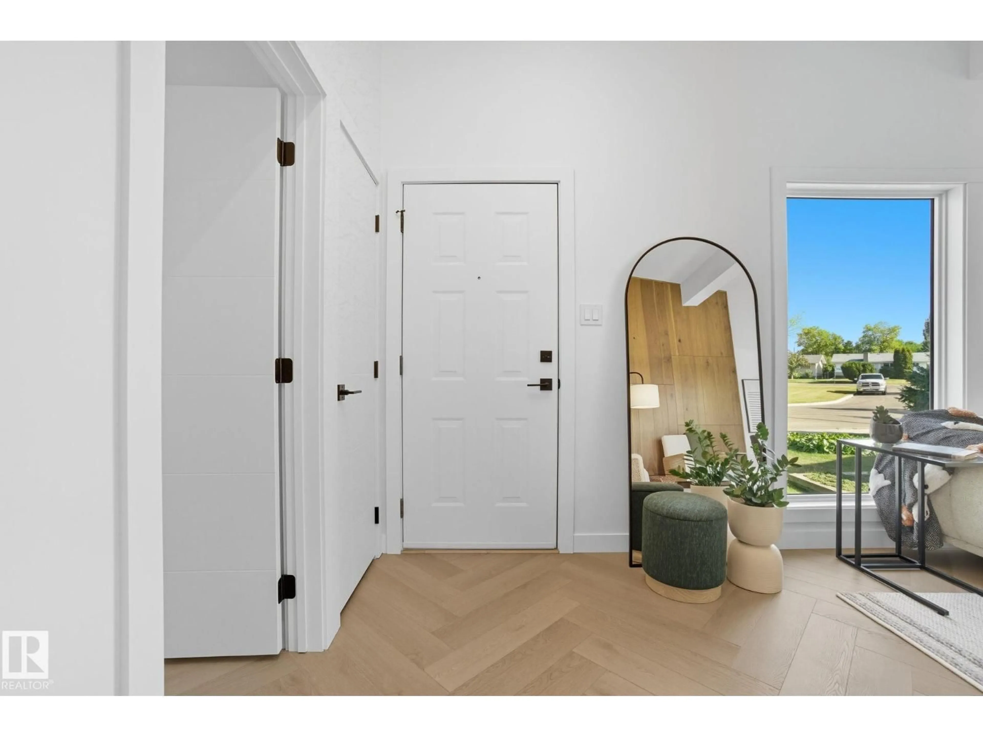 Indoor entryway for NW - 16109 88A AV, Edmonton Alberta T5R4N5