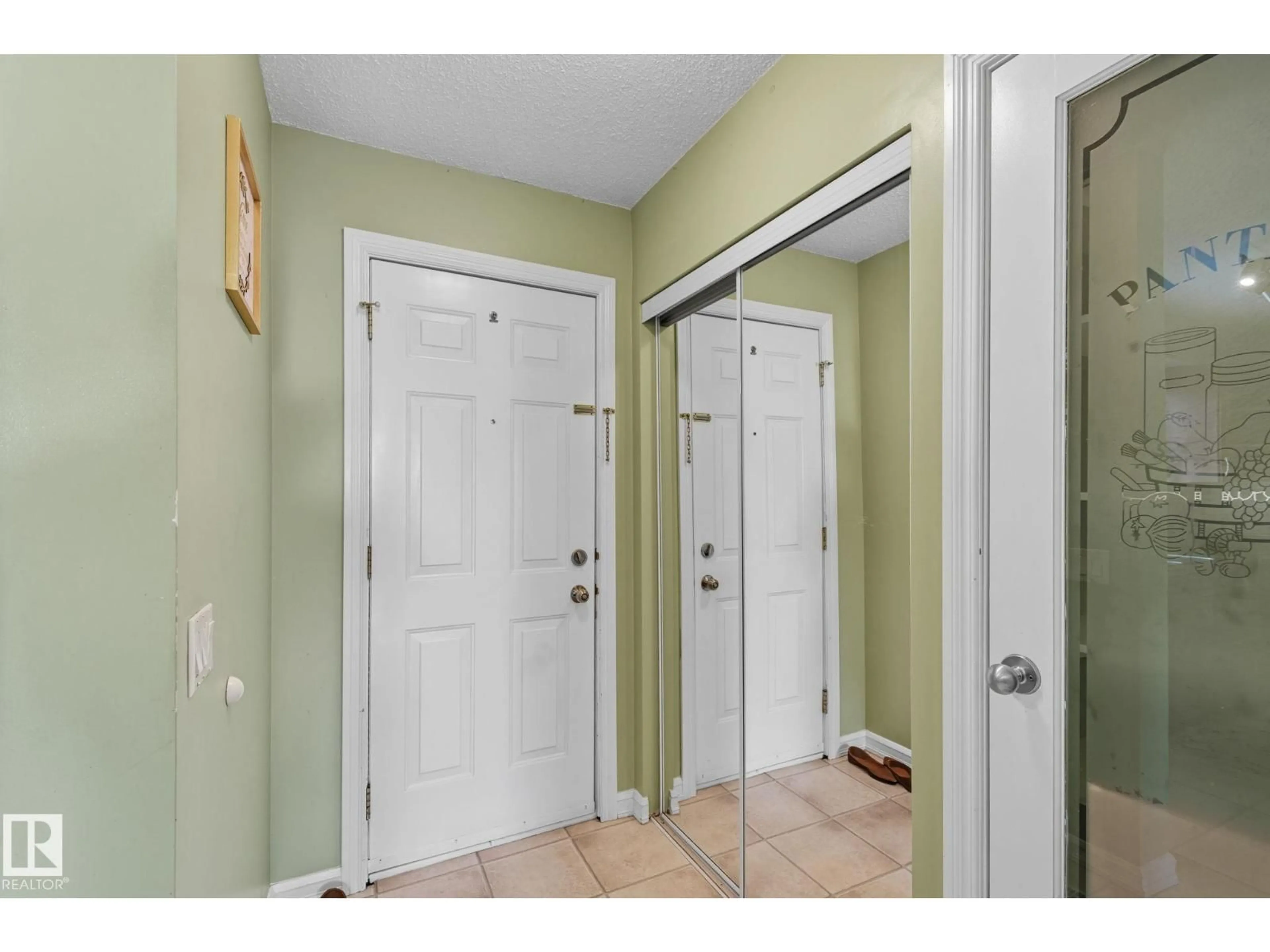 Indoor entryway for 18014 93 AV, Edmonton Alberta T5T1Y1