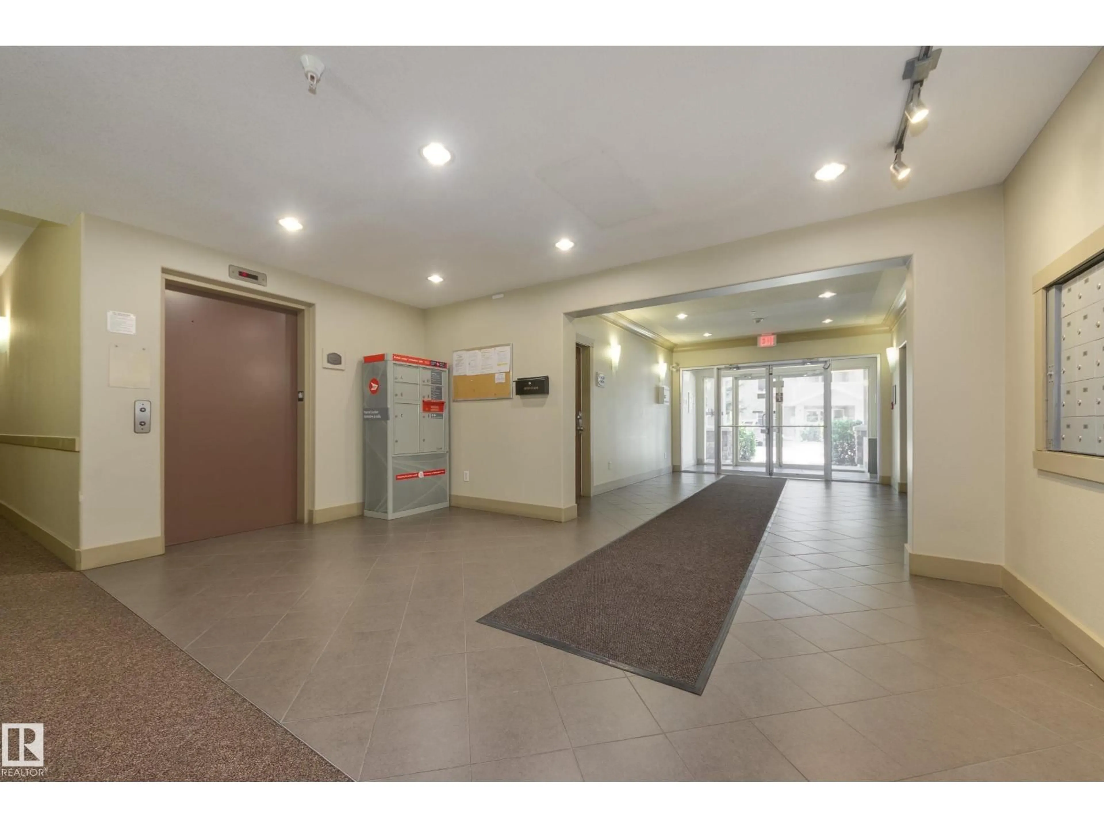 Indoor foyer for 209 - 17407 99 AV, Edmonton Alberta T5T0W7