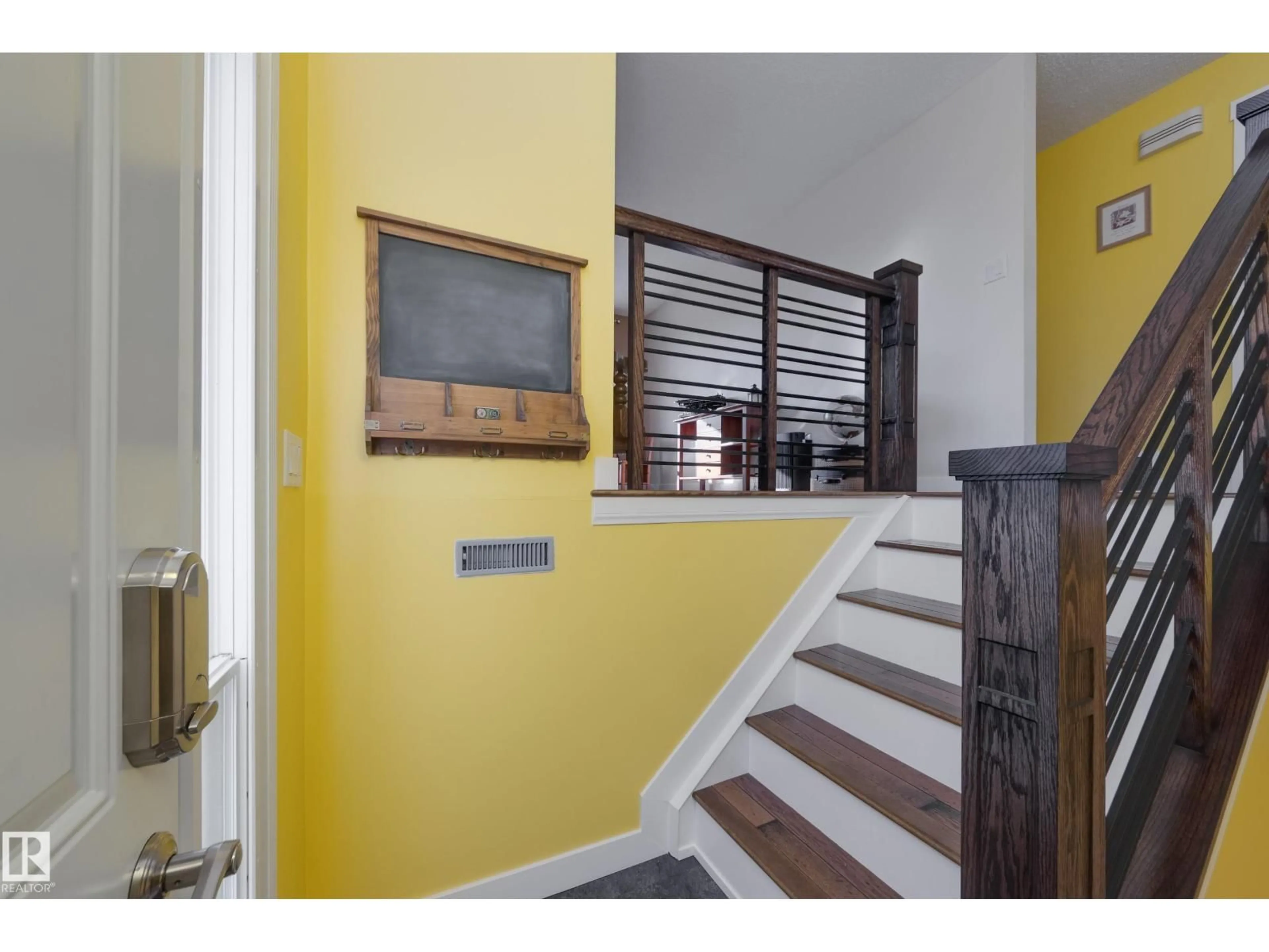 Indoor foyer for 13219 38 ST, Edmonton Alberta T5A3G3