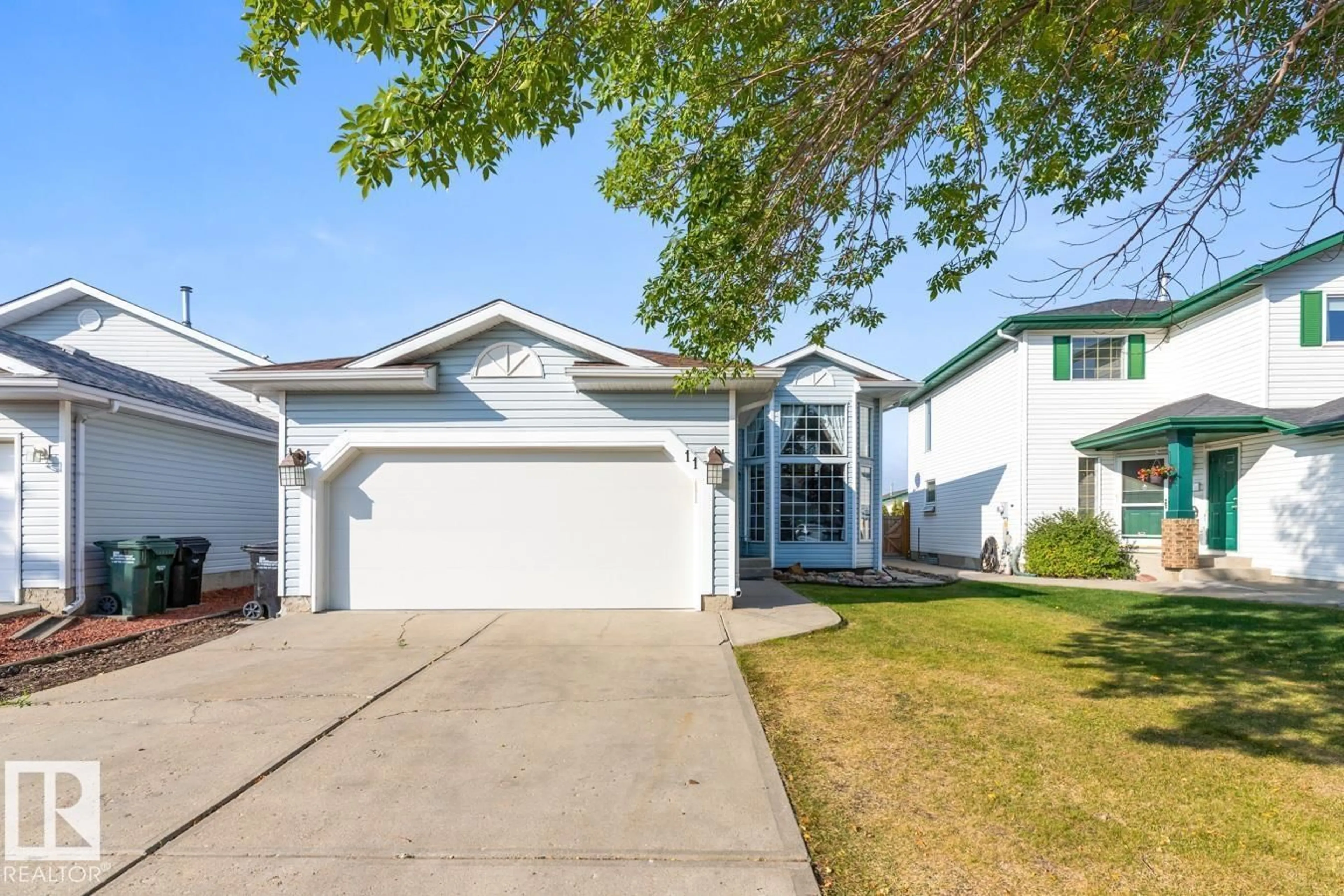 Home with vinyl exterior material, street for 11 DANIELS WY, Sherwood Park Alberta T8H1W9