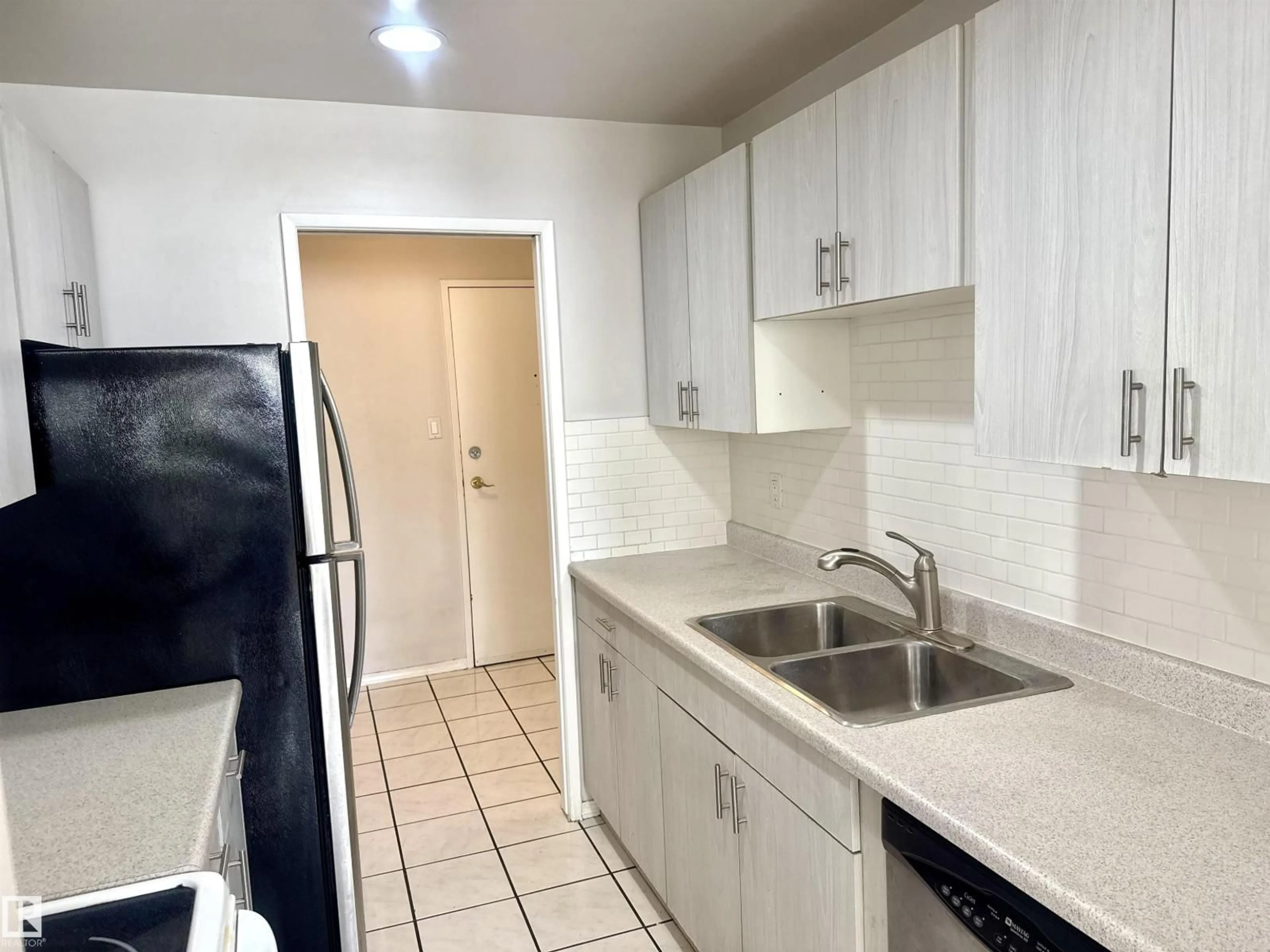 Standard kitchen, ceramic/tile floor for 103 - 11460 40 AV, Edmonton Alberta T6J0R5