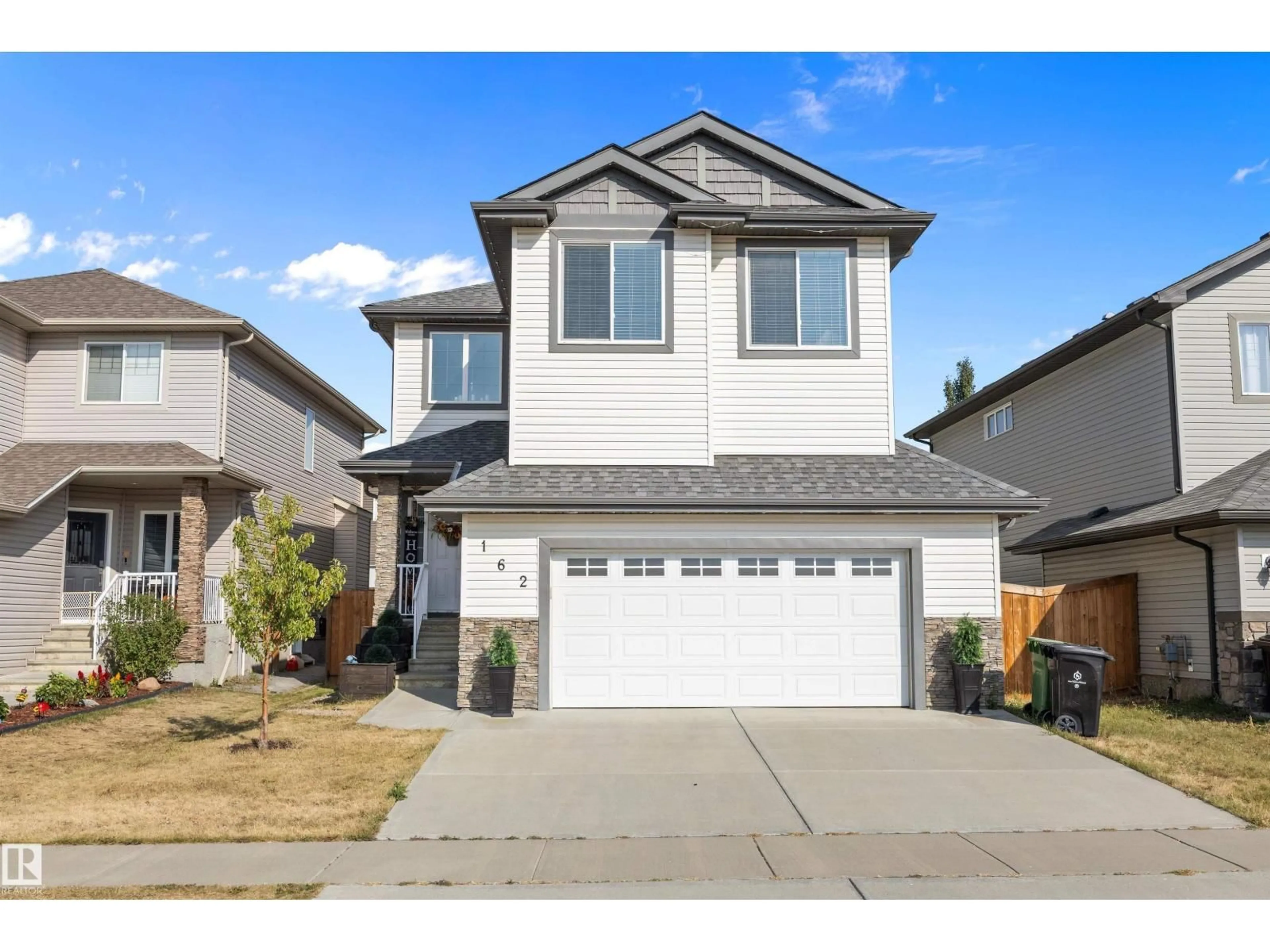 Home with vinyl exterior material, street for 162 WOODBRIDGE LI, Fort Saskatchewan Alberta T8L0P4