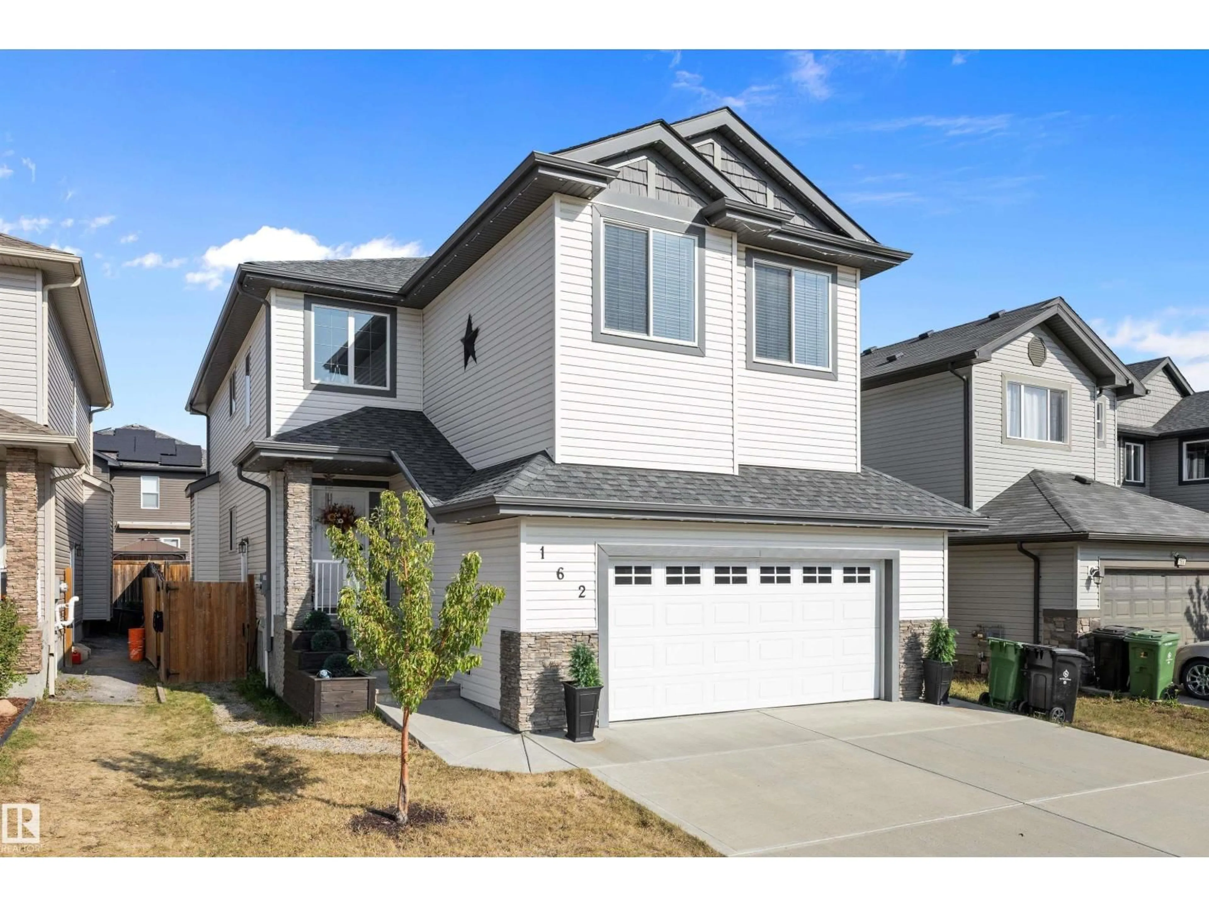 Home with vinyl exterior material, street for 162 WOODBRIDGE LI, Fort Saskatchewan Alberta T8L0P4