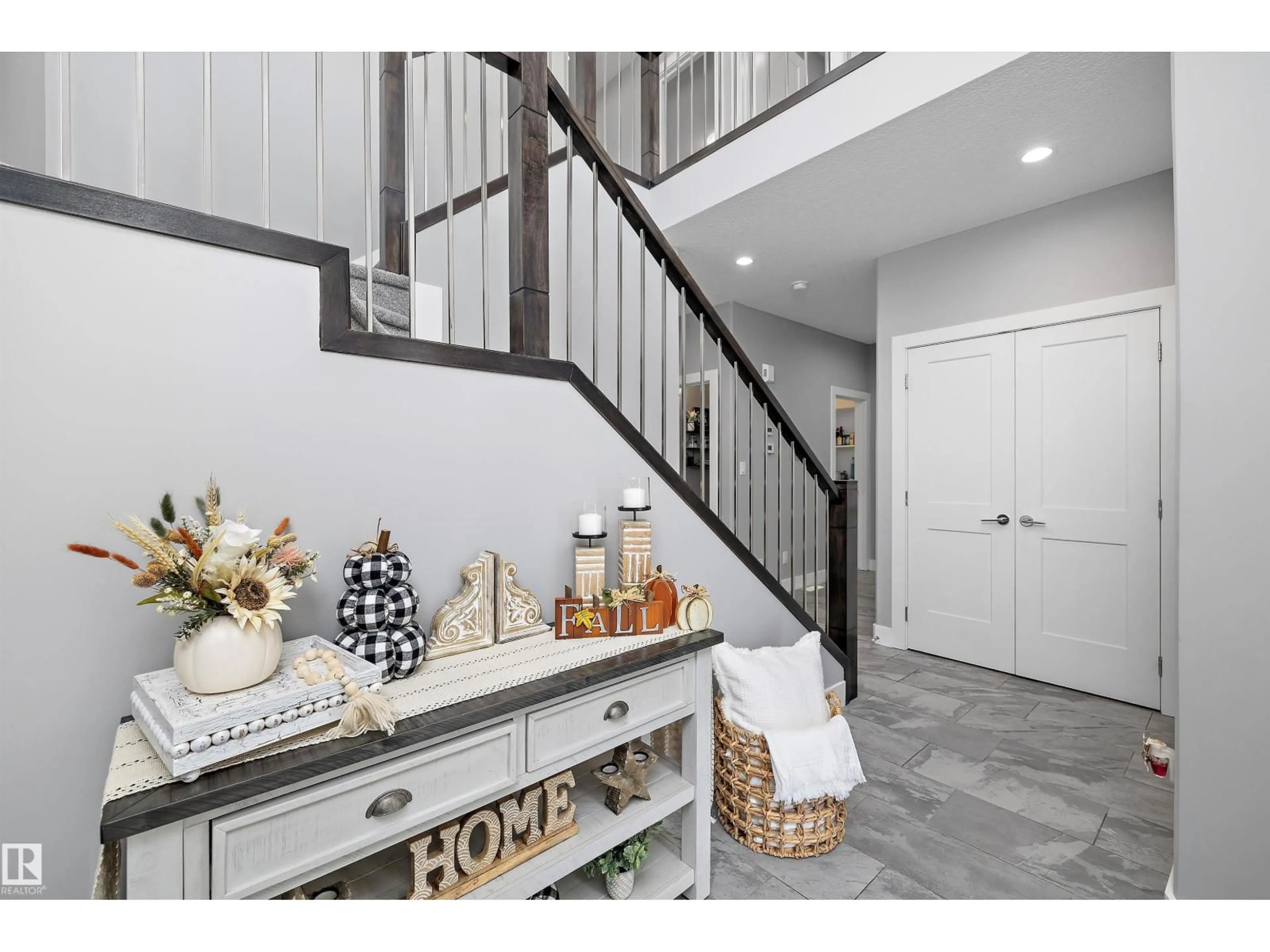 Indoor entryway for 162 WOODBRIDGE LI, Fort Saskatchewan Alberta T8L0P4