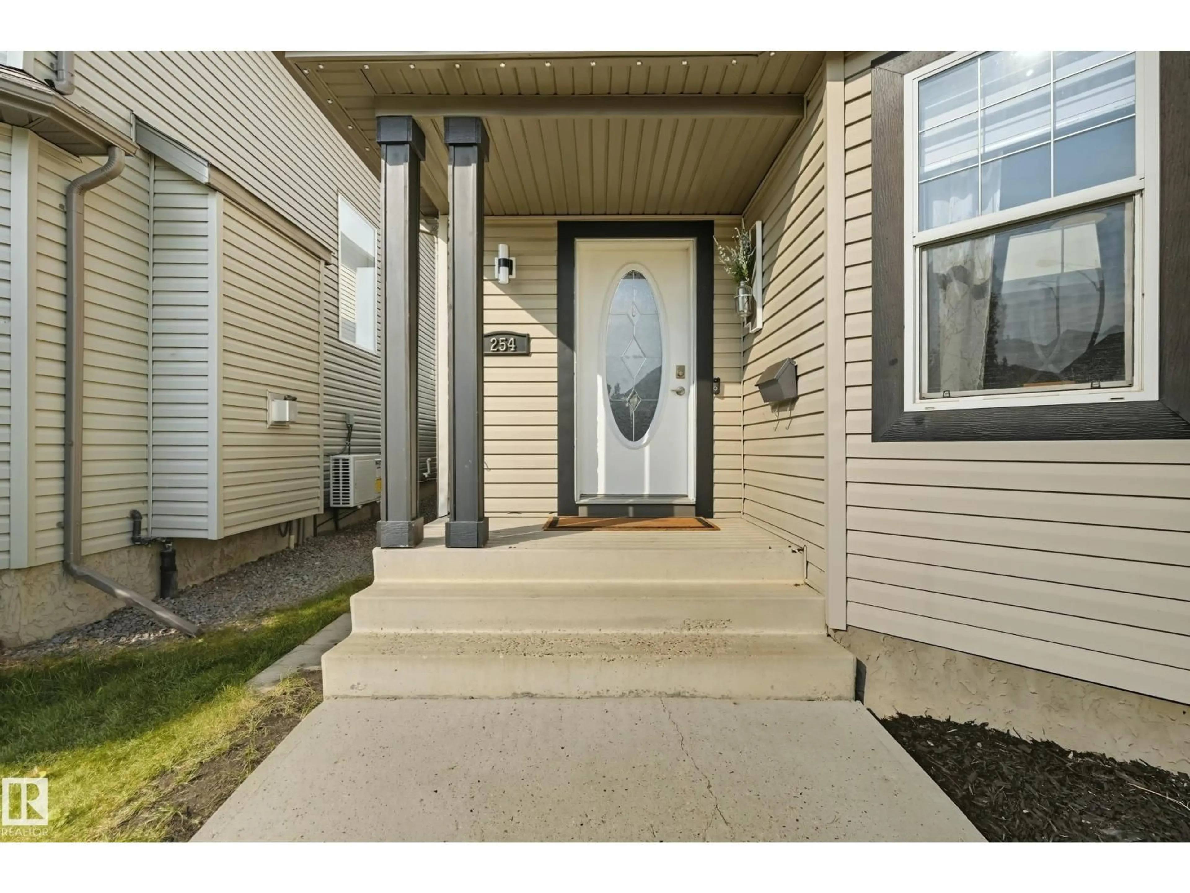 Indoor entryway for 254 SUNCREST RD, Sherwood Park Alberta T8H0B5