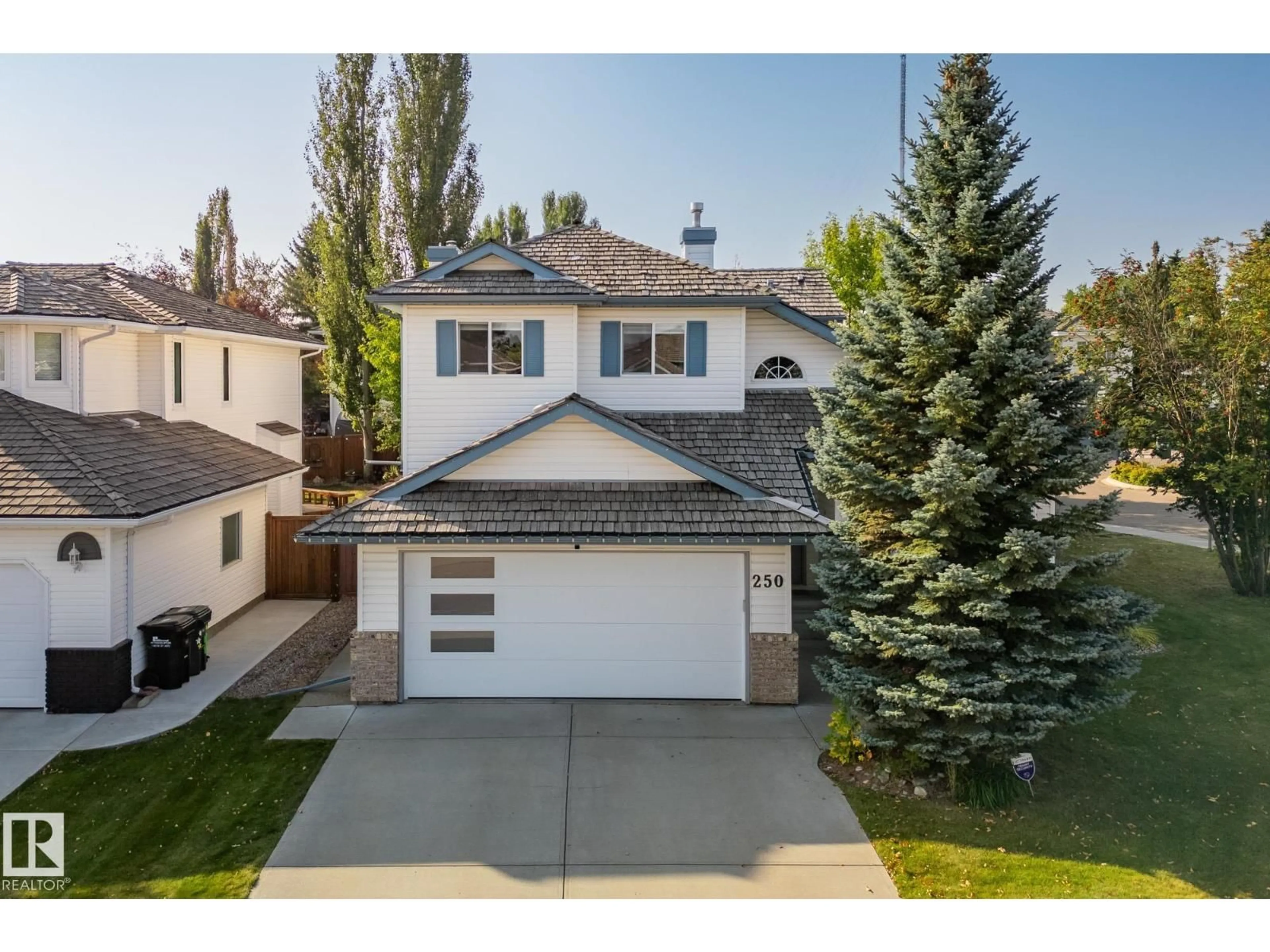 Home with vinyl exterior material, street for 250 NORWICH BA, Sherwood Park Alberta T8A5S2