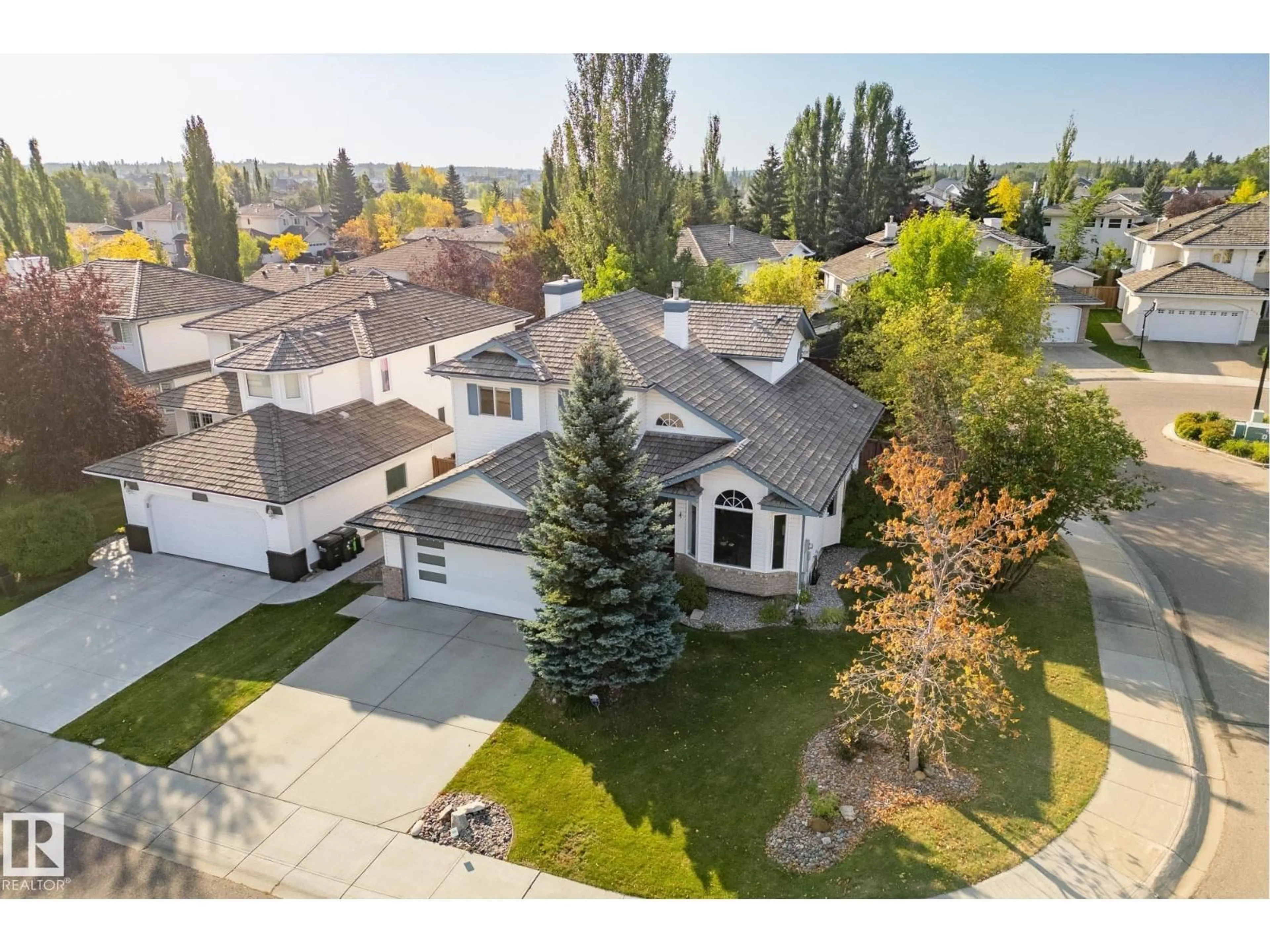 A pic from outside/outdoor area/front of a property/back of a property/a pic from drone, street for 250 NORWICH BA, Sherwood Park Alberta T8A5S2