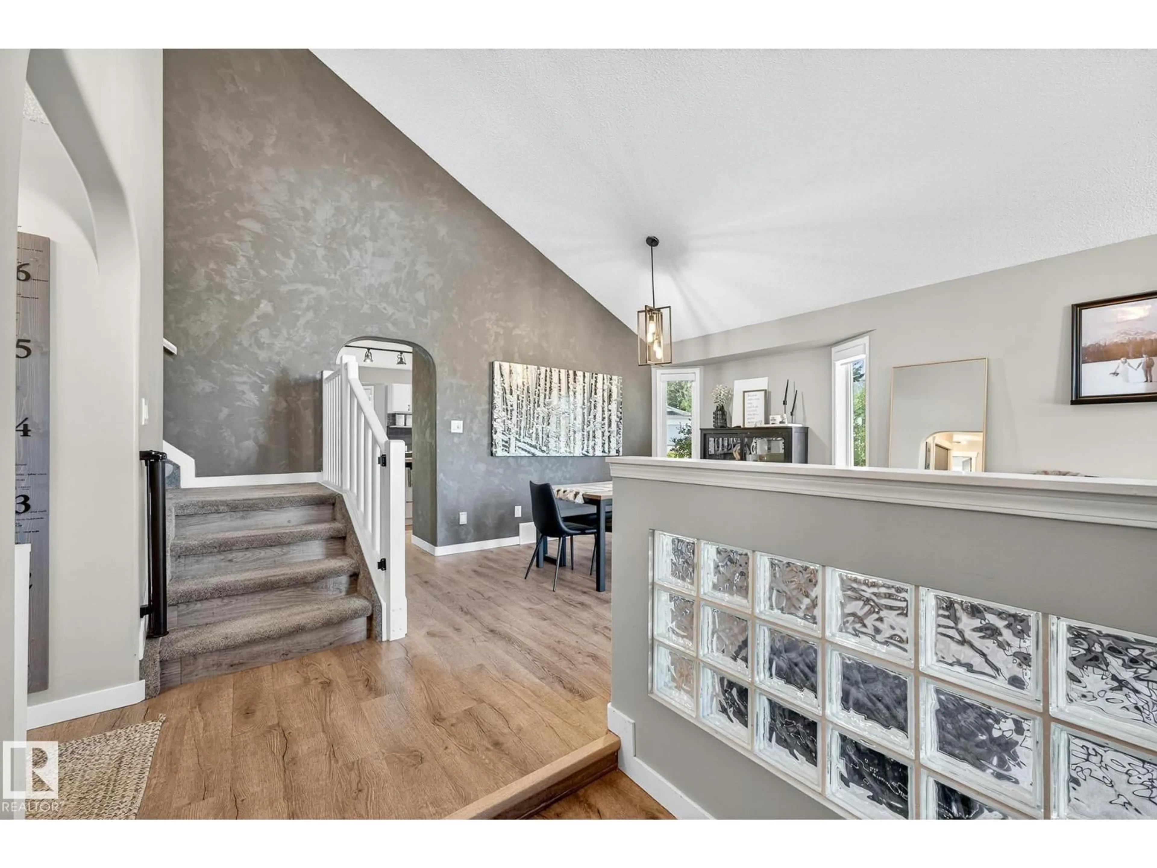 Indoor entryway for 250 NORWICH BA, Sherwood Park Alberta T8A5S2