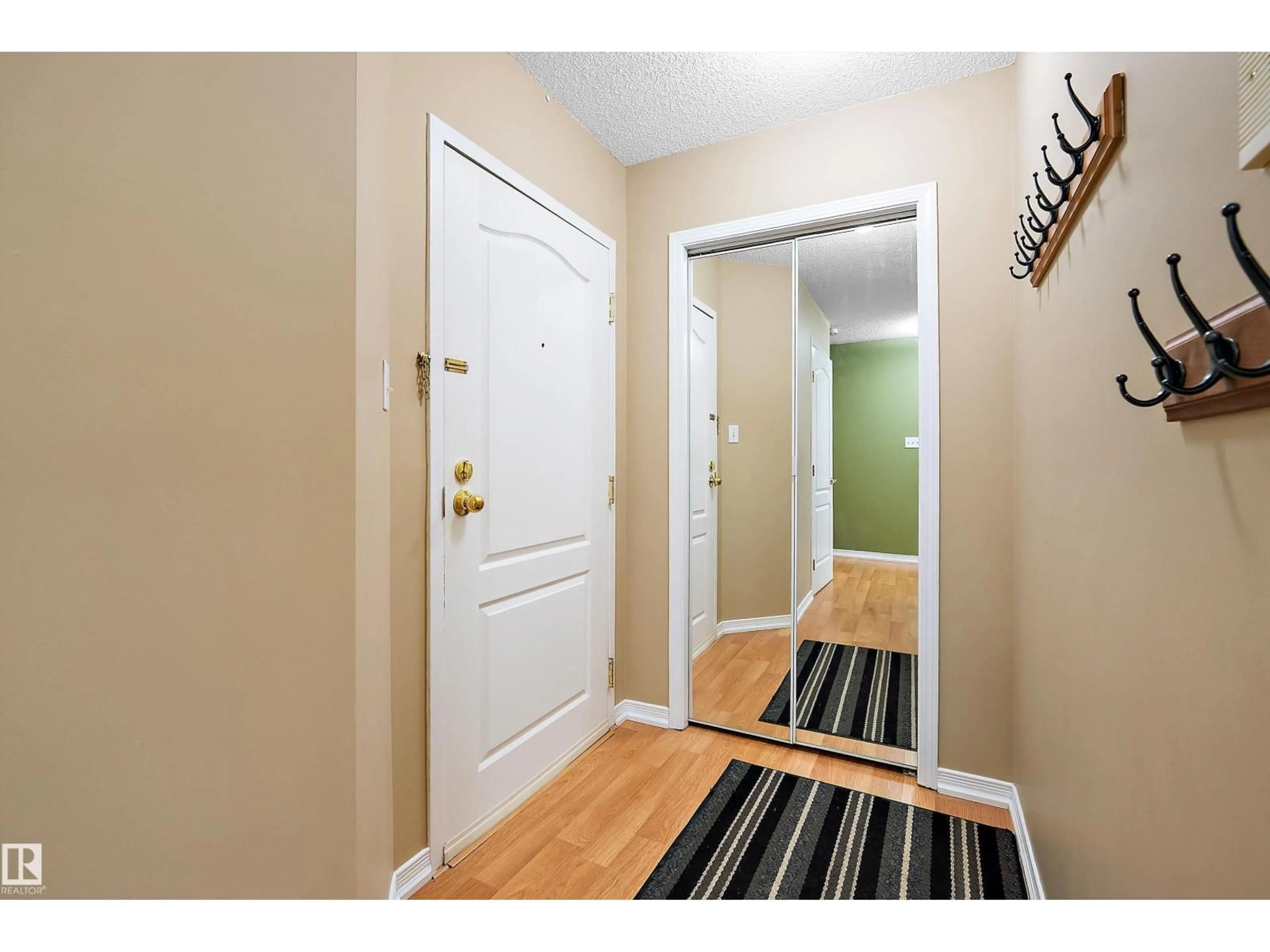 Indoor entryway for 201 - 10810 86 AV NW, Edmonton Alberta T6E2N2