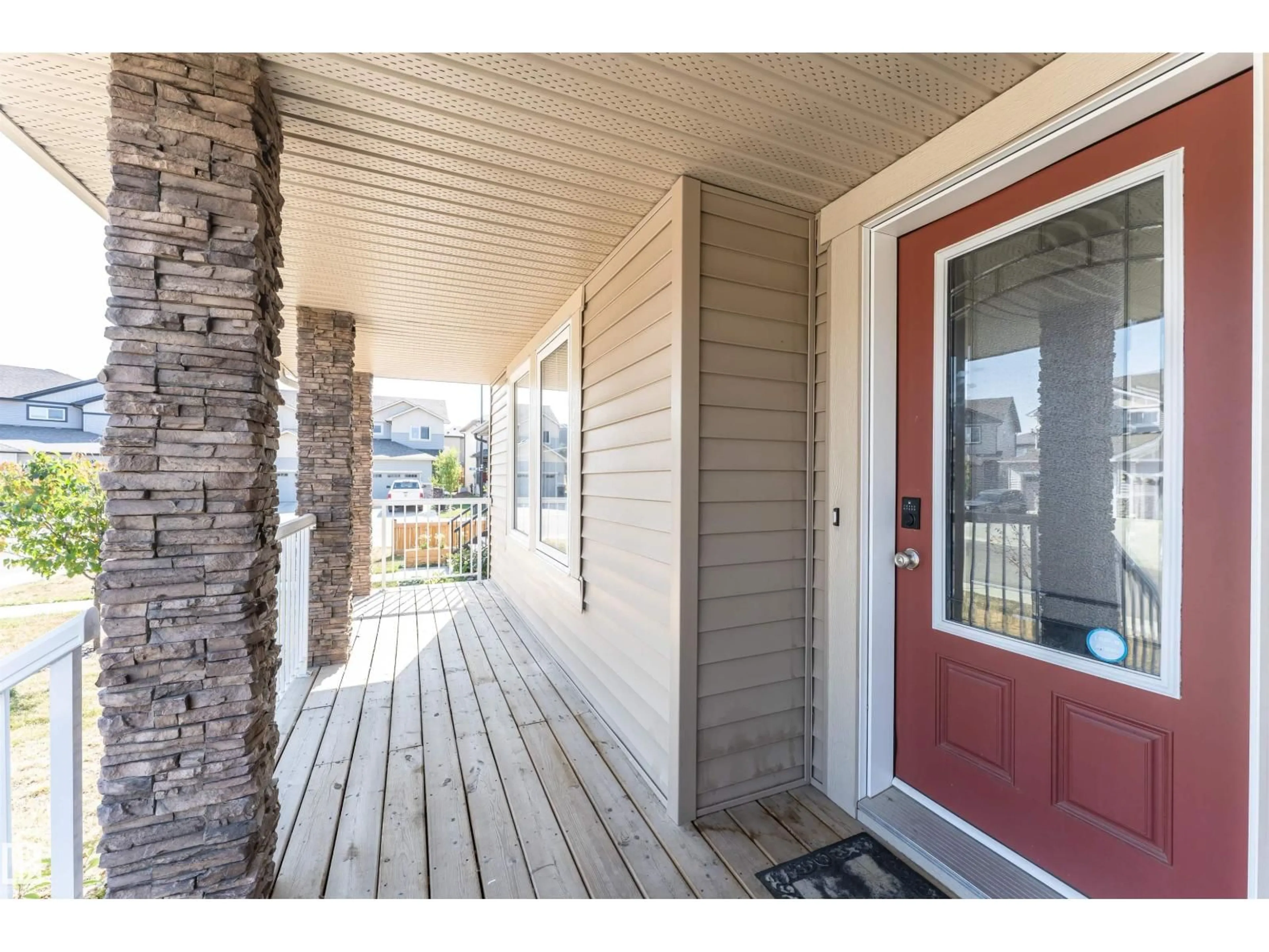 Indoor entryway for 17712 64 NW, Edmonton Alberta T5Y3X4