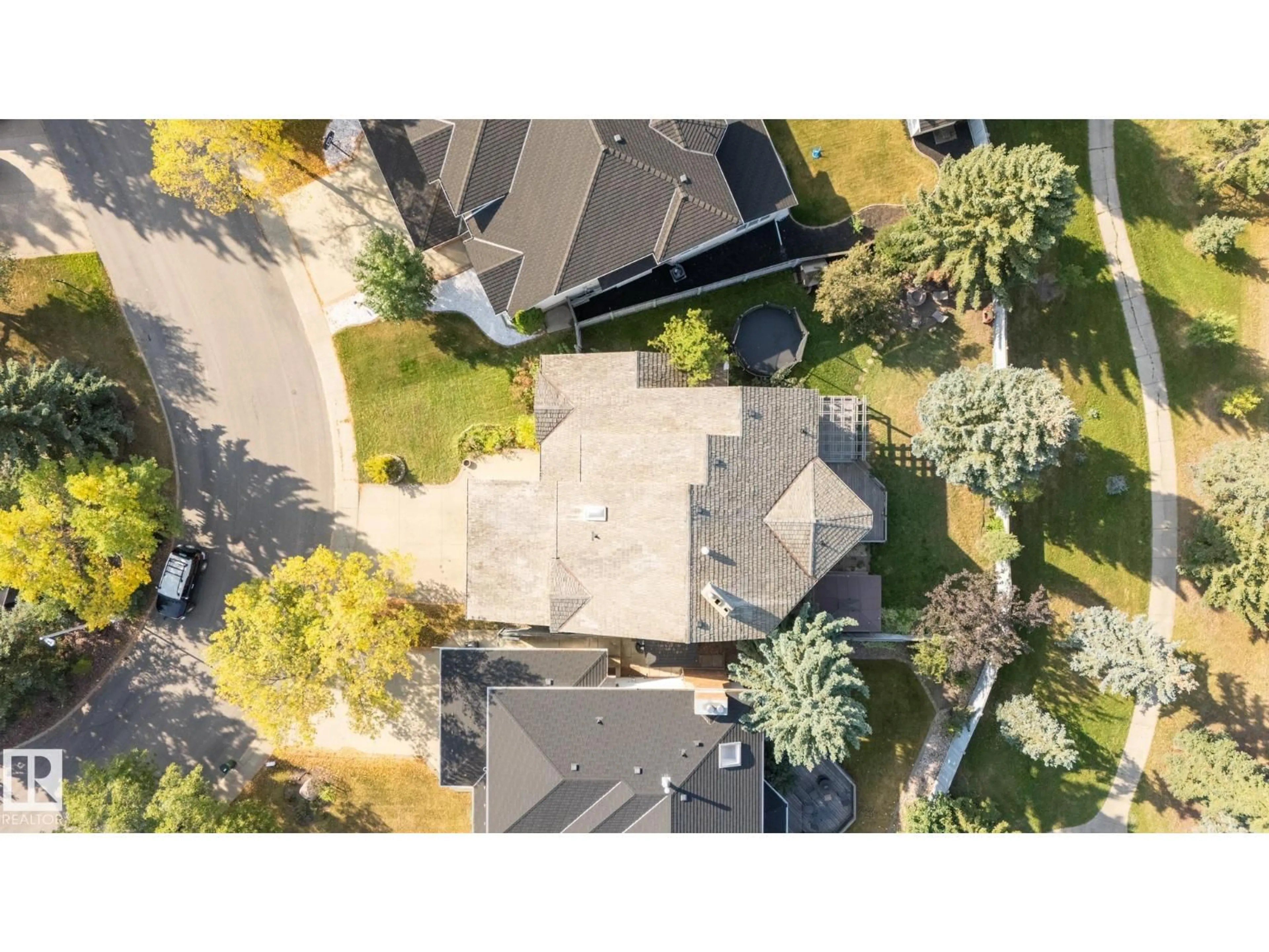 A pic from outside/outdoor area/front of a property/back of a property/a pic from drone, street for 410 OLSEN CL, Edmonton Alberta T6R1L2
