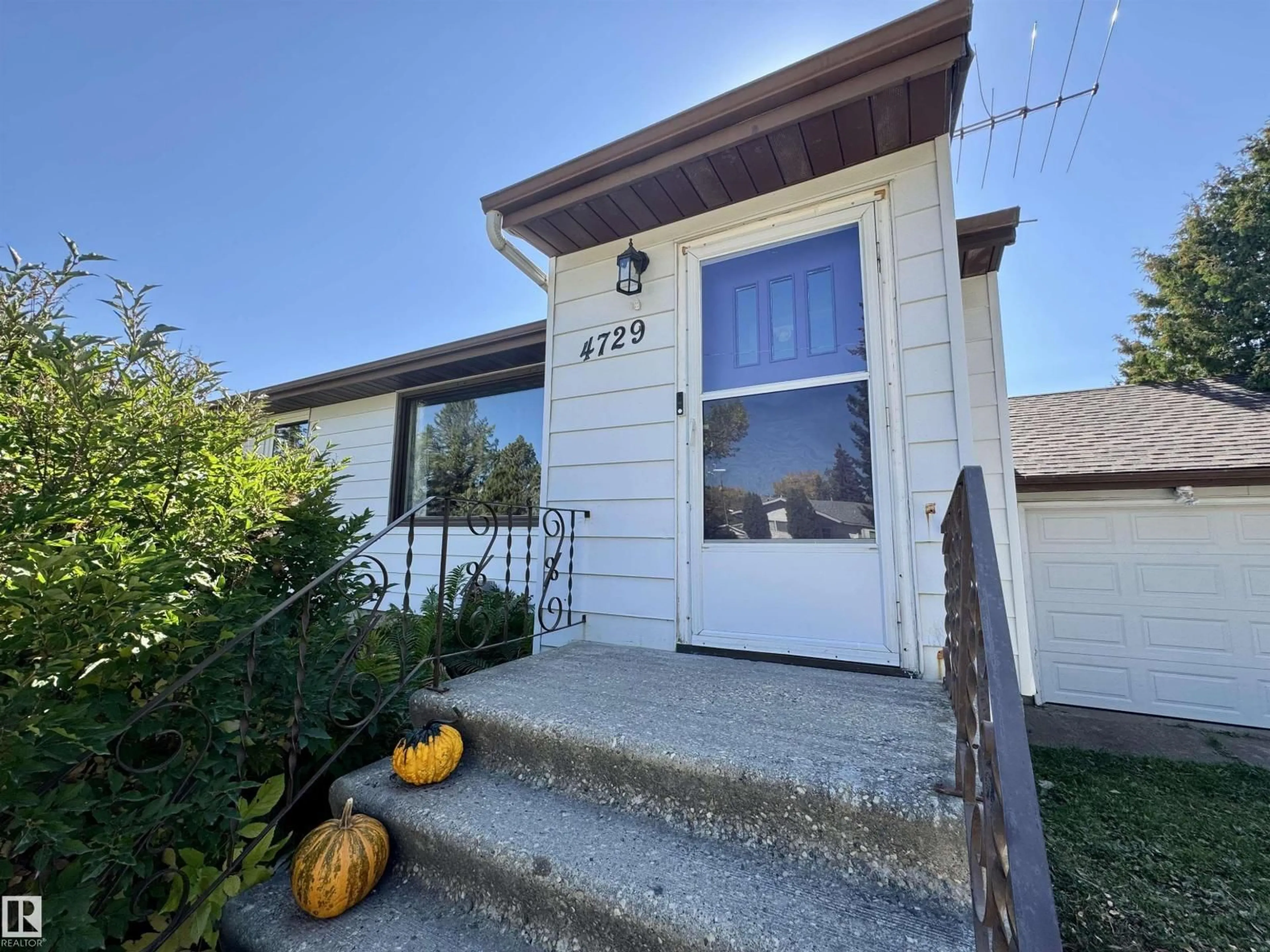 Home with vinyl exterior material, street for 4729 47 AV, Drayton Valley Alberta T7A1H7