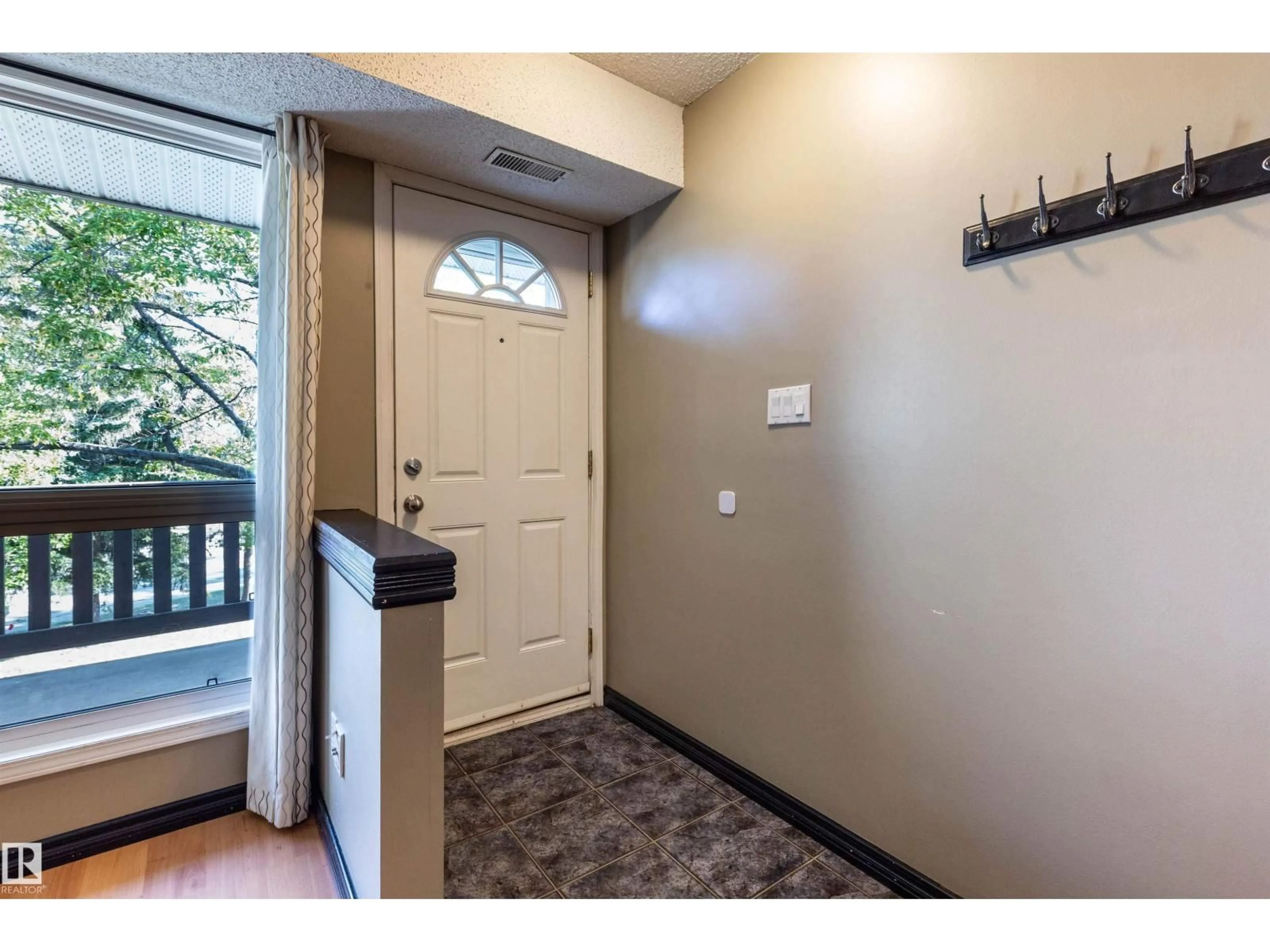 Indoor entryway for 1112 SADDLEBACK RD, Edmonton Alberta T6J4Z4