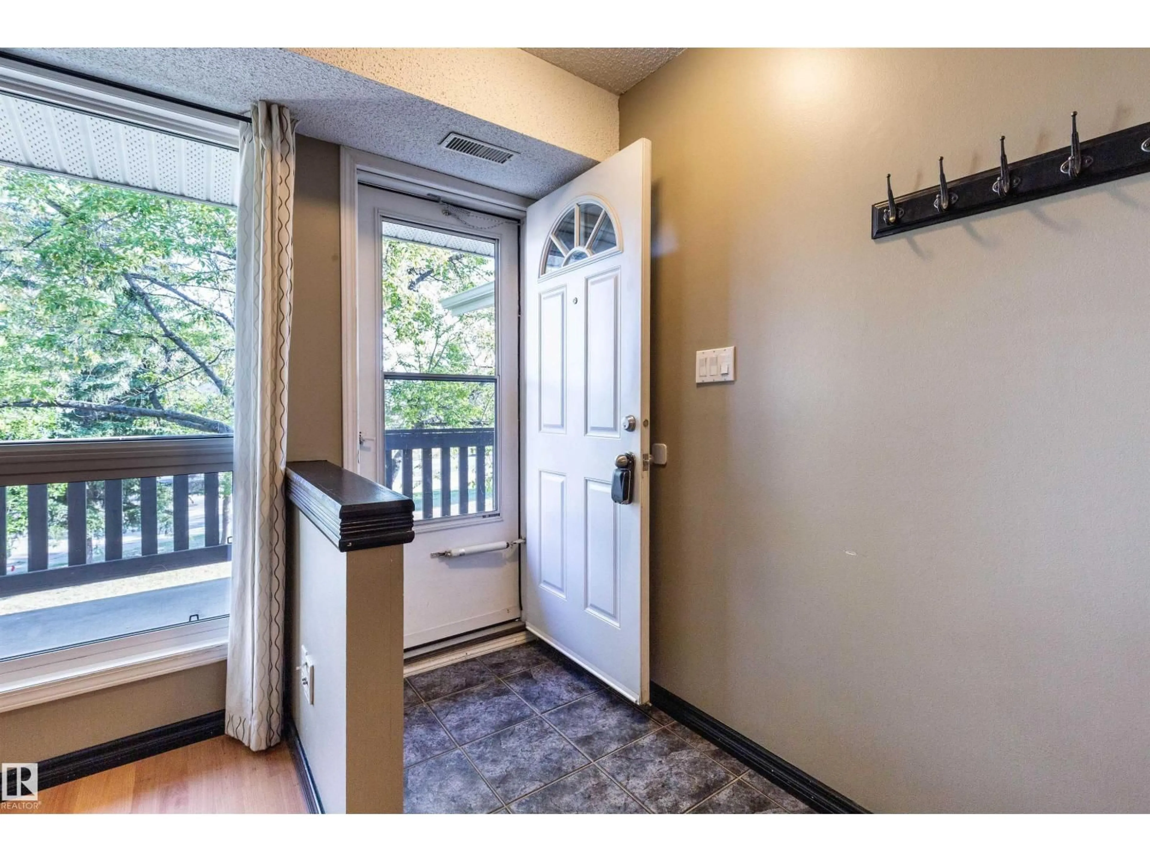 Indoor entryway for 1112 SADDLEBACK RD, Edmonton Alberta T6J4Z4