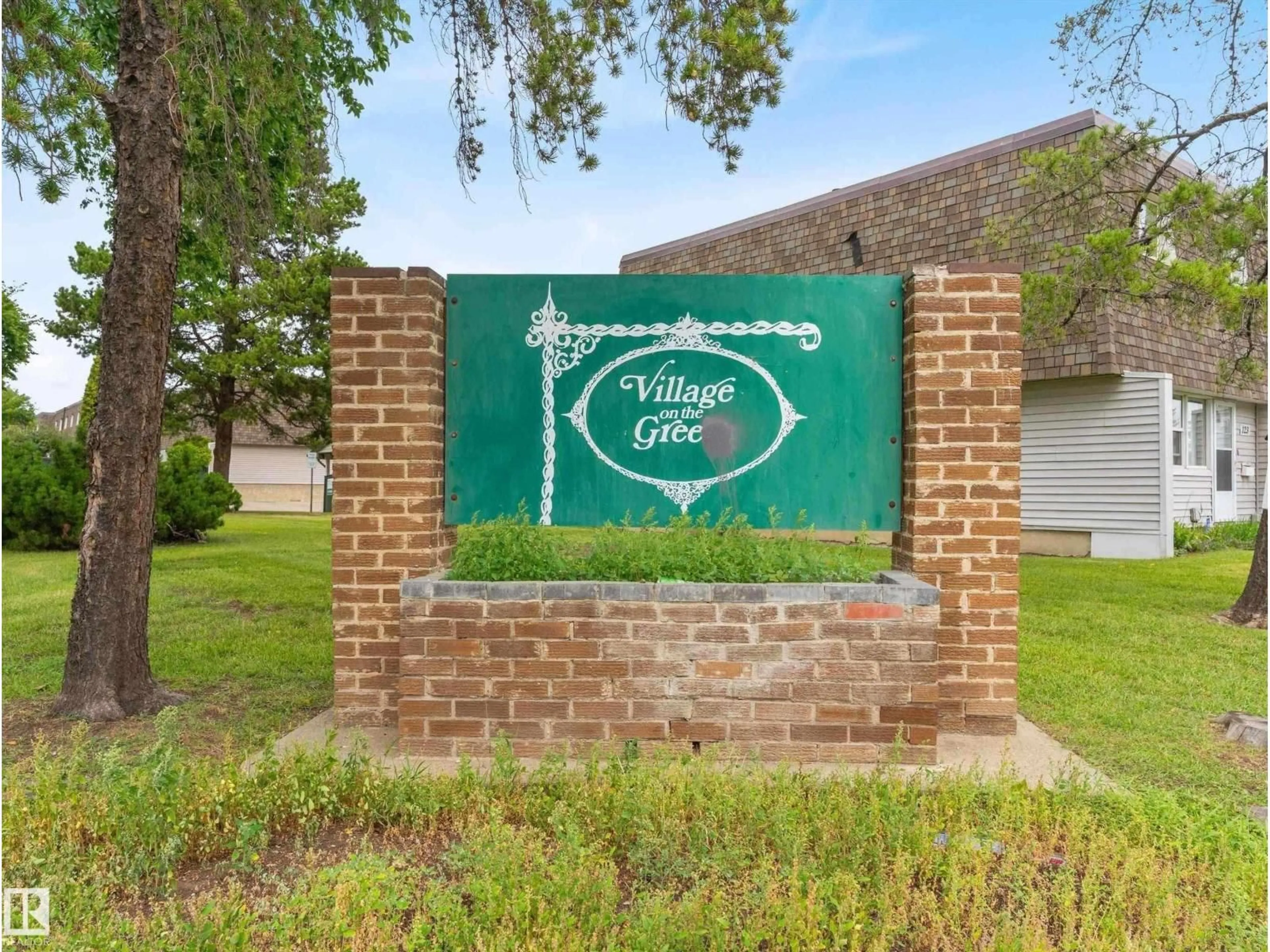 Indoor foyer for 216 VILLAGE ON THE GREEN NW, Edmonton Alberta T5A1H2