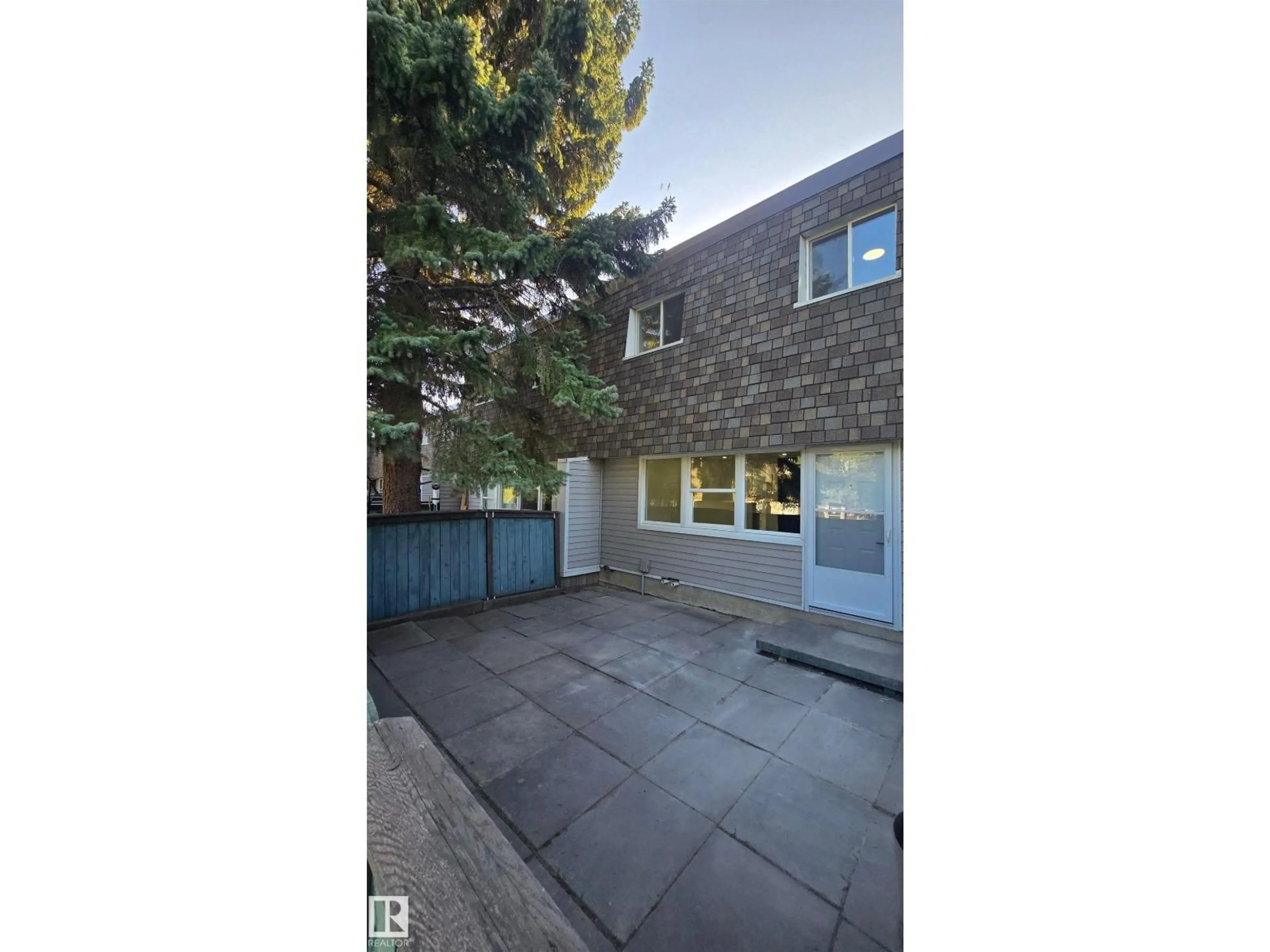 A pic from outside/outdoor area/front of a property/back of a property/a pic from drone, street for 216 VILLAGE ON THE GREEN NW, Edmonton Alberta T5A1H2