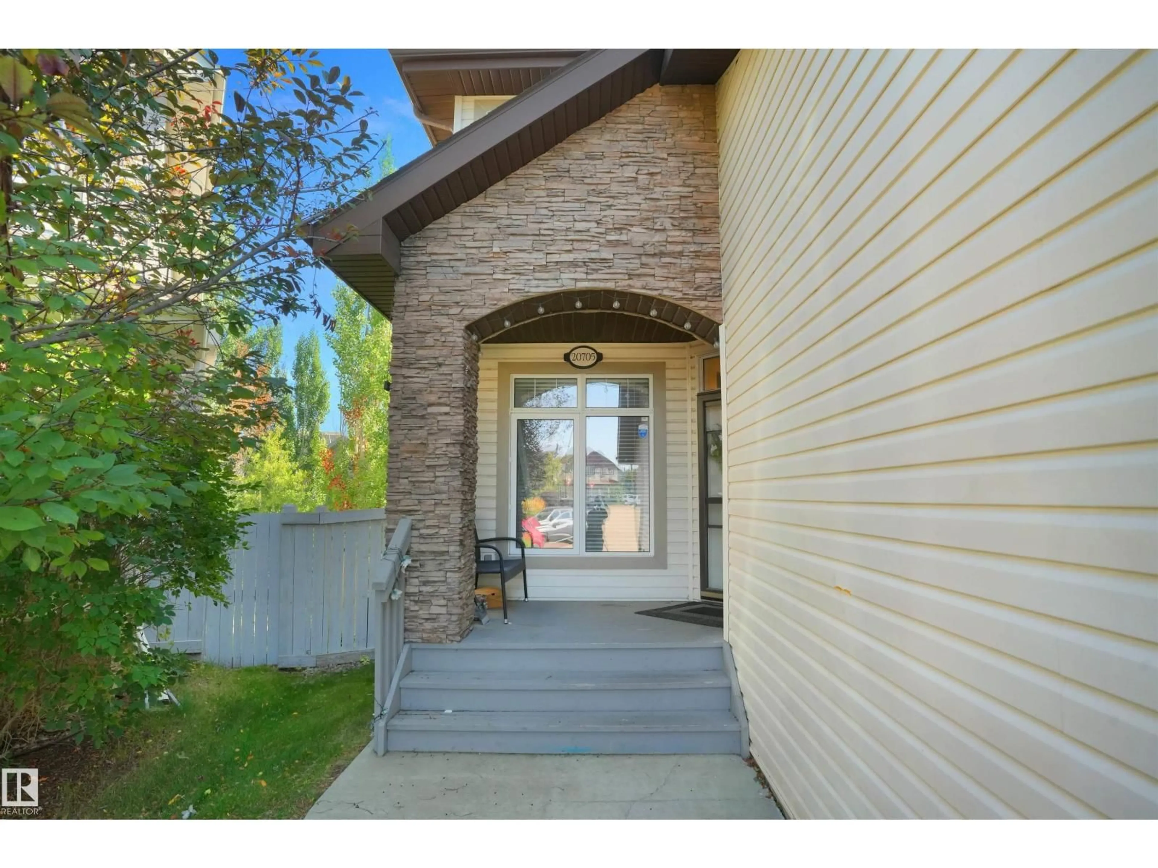 Indoor entryway for 20705 56A AV, Edmonton Alberta T6M0E7