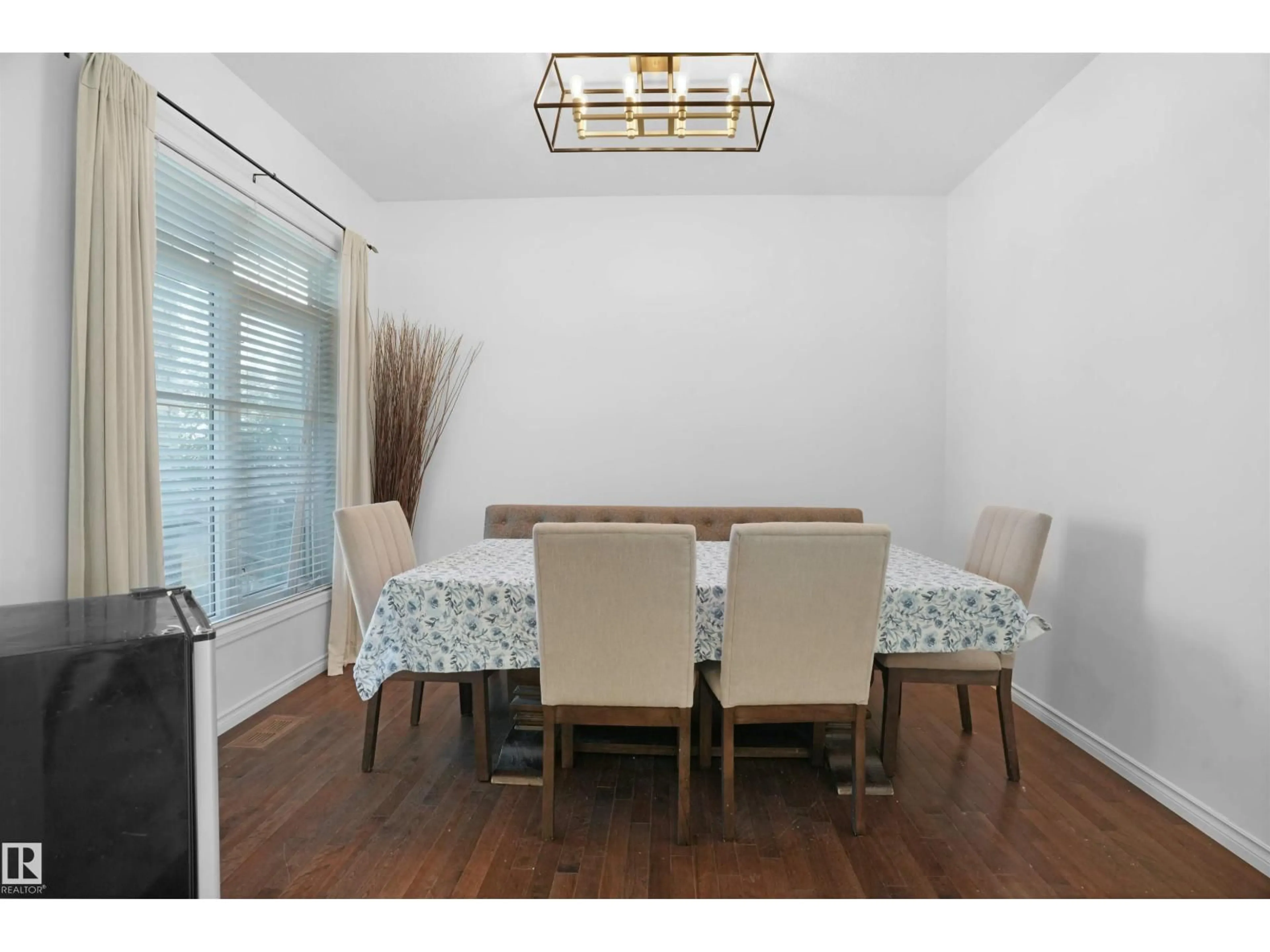 Dining room, wood/laminate floor for 20705 56A AV, Edmonton Alberta T6M0E7