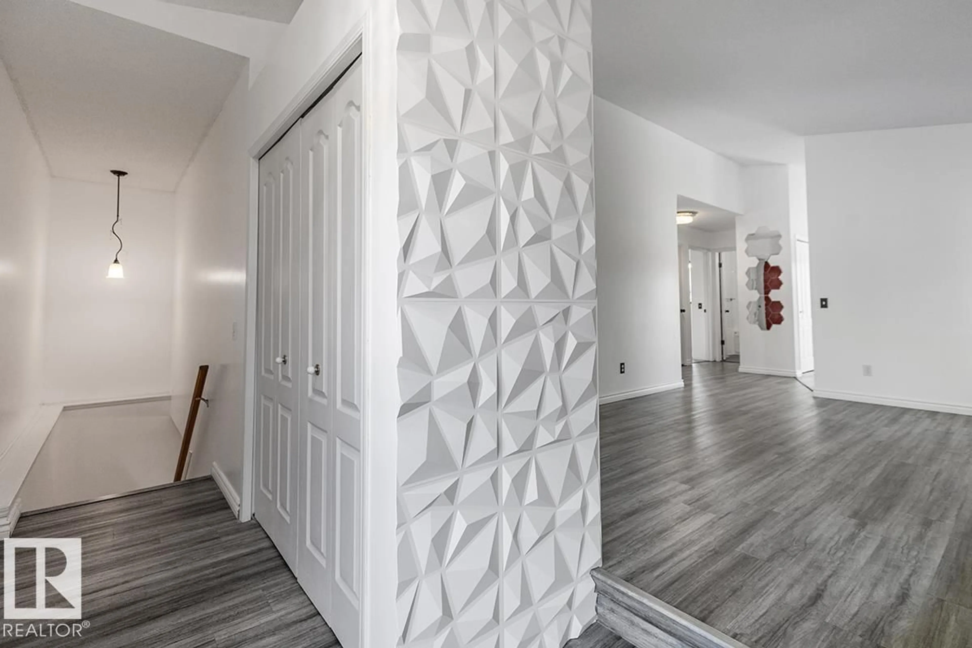 Indoor entryway for 13140 35 ST, Edmonton Alberta T5A5C7