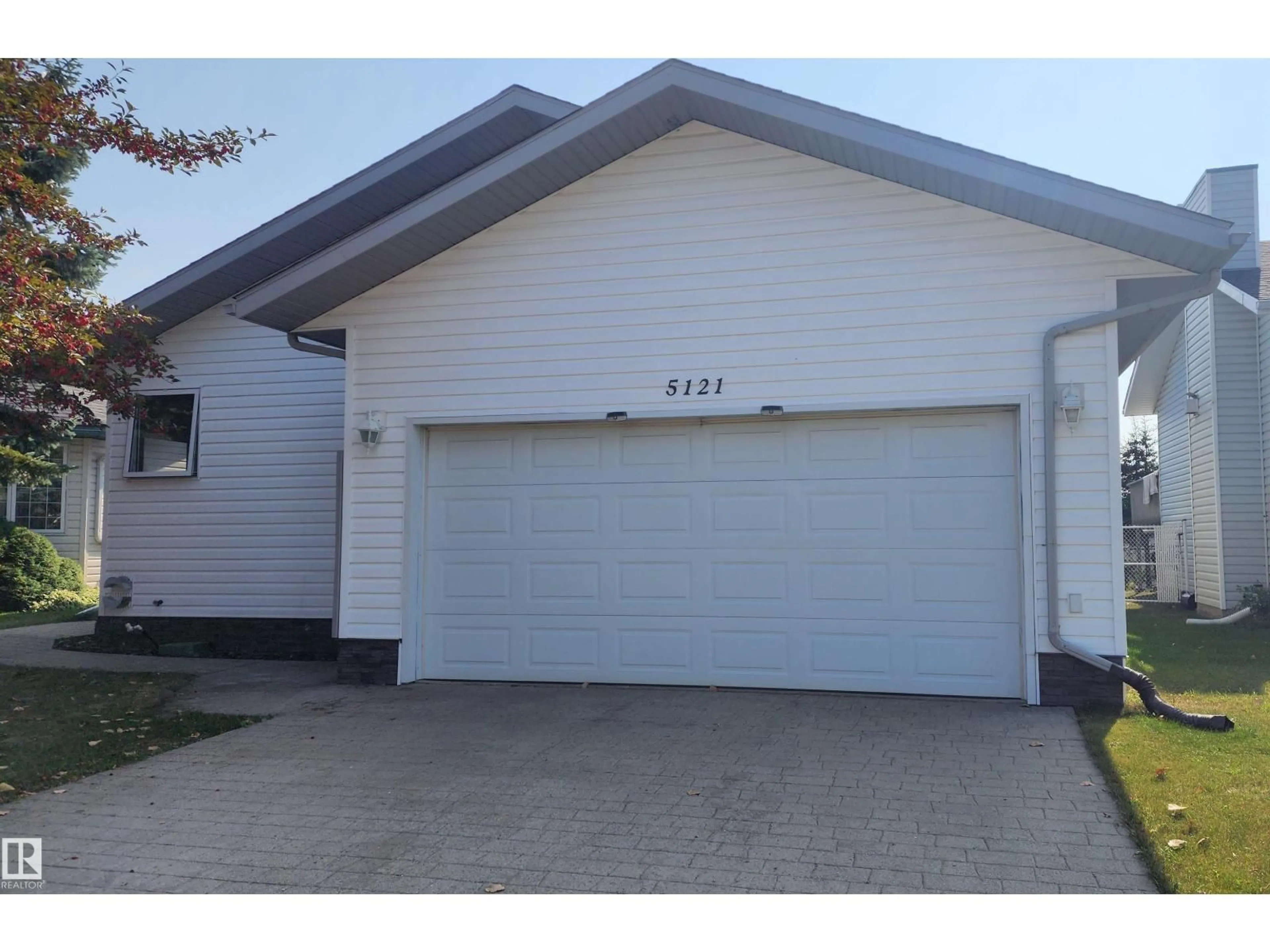Indoor garage for 5121 59 AV, Elk Point Alberta T0A1A0