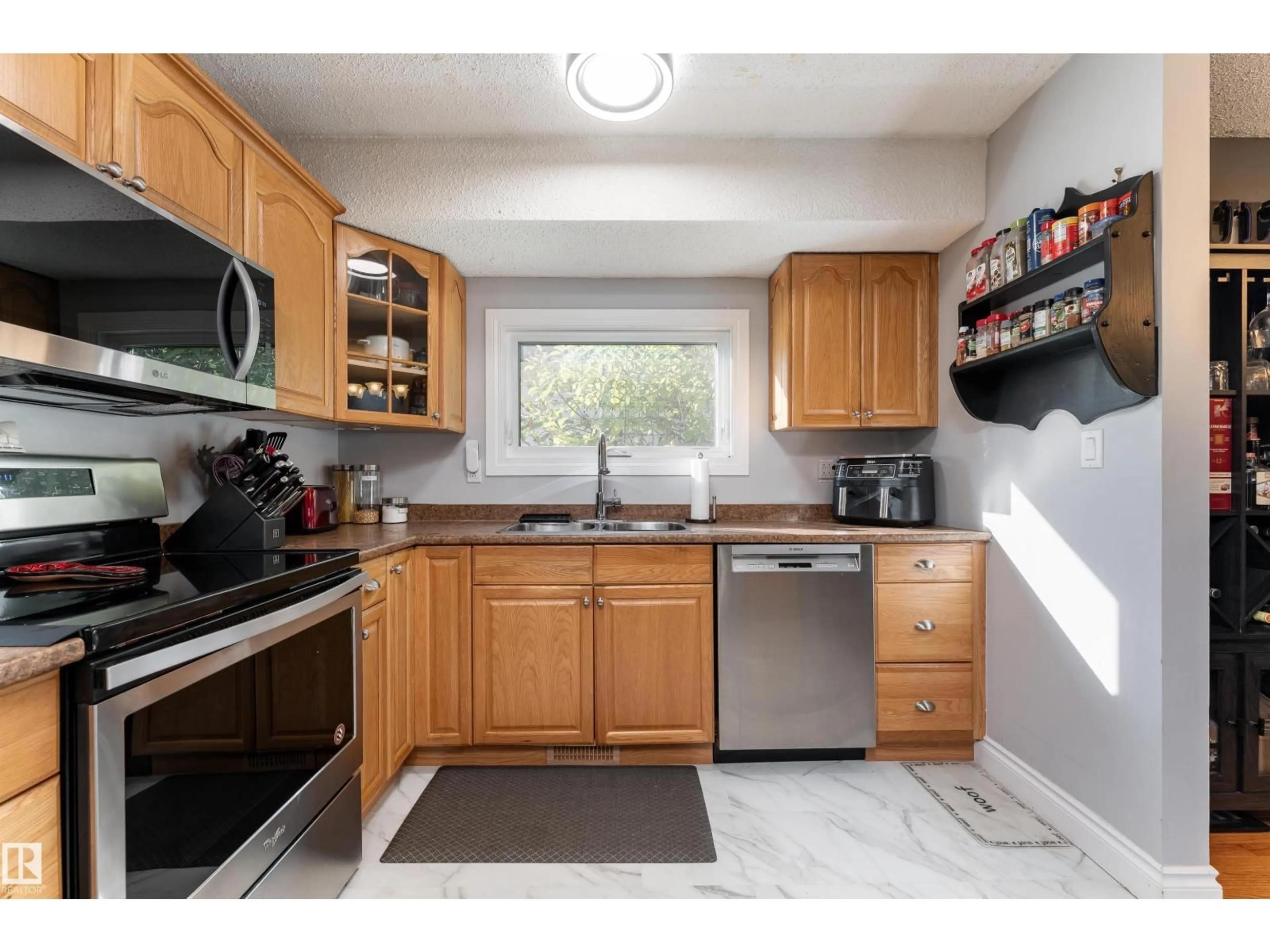 Standard kitchen, unknown for 44 MCNABB CR, Stony Plain Alberta T7Z1G9