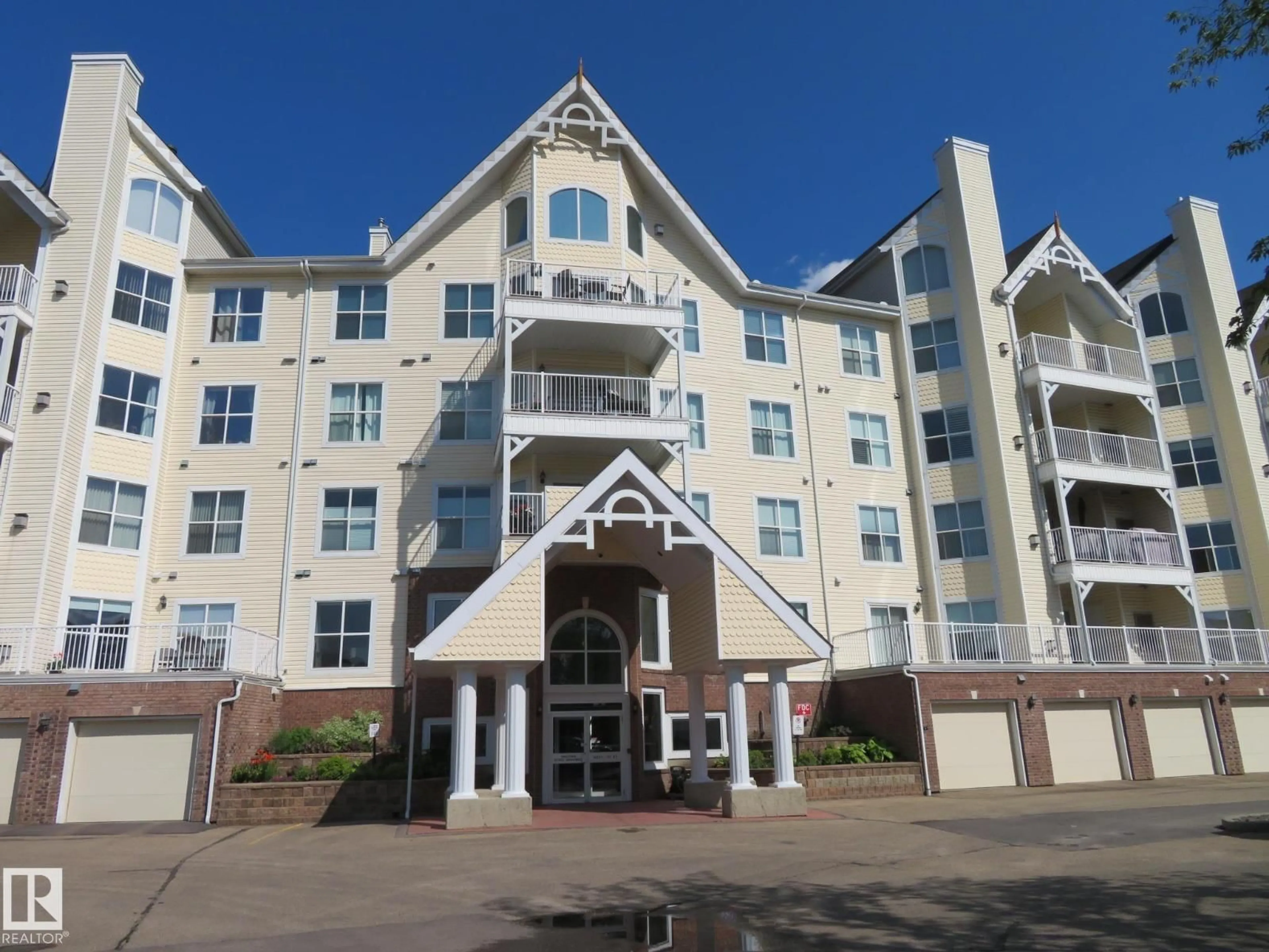 Indoor foyer for 405 - 10221 111 ST, Edmonton Alberta T5K2W5