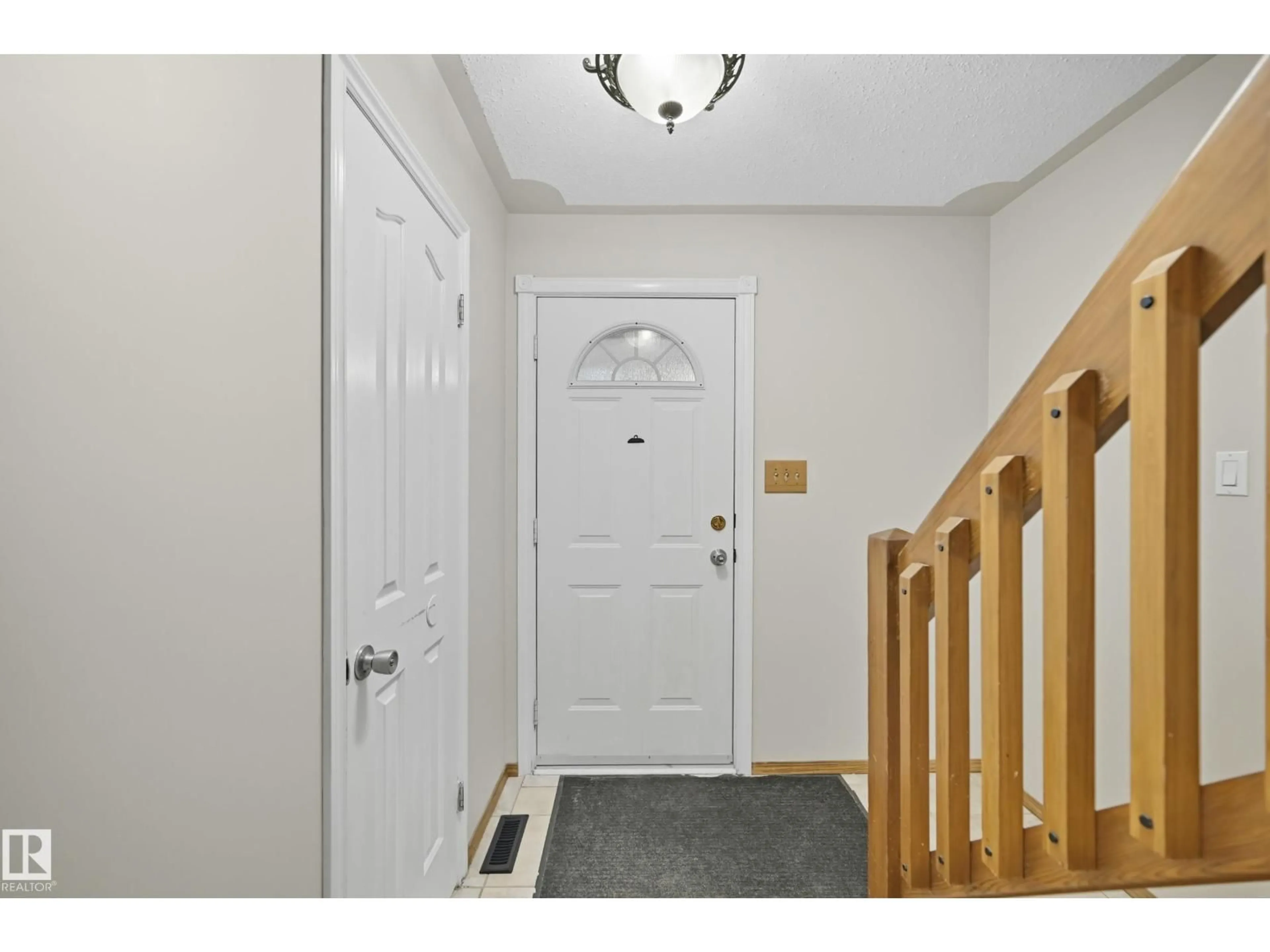 Indoor entryway for 7621 40 AV, Edmonton Alberta T6K1V5