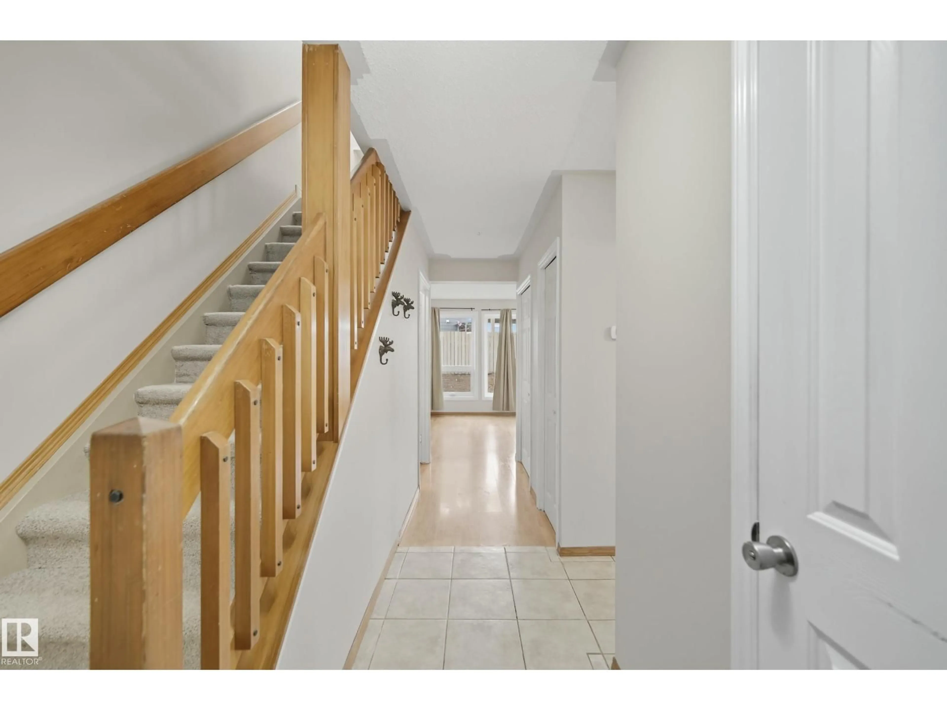 Indoor foyer for 7621 40 AV, Edmonton Alberta T6K1V5