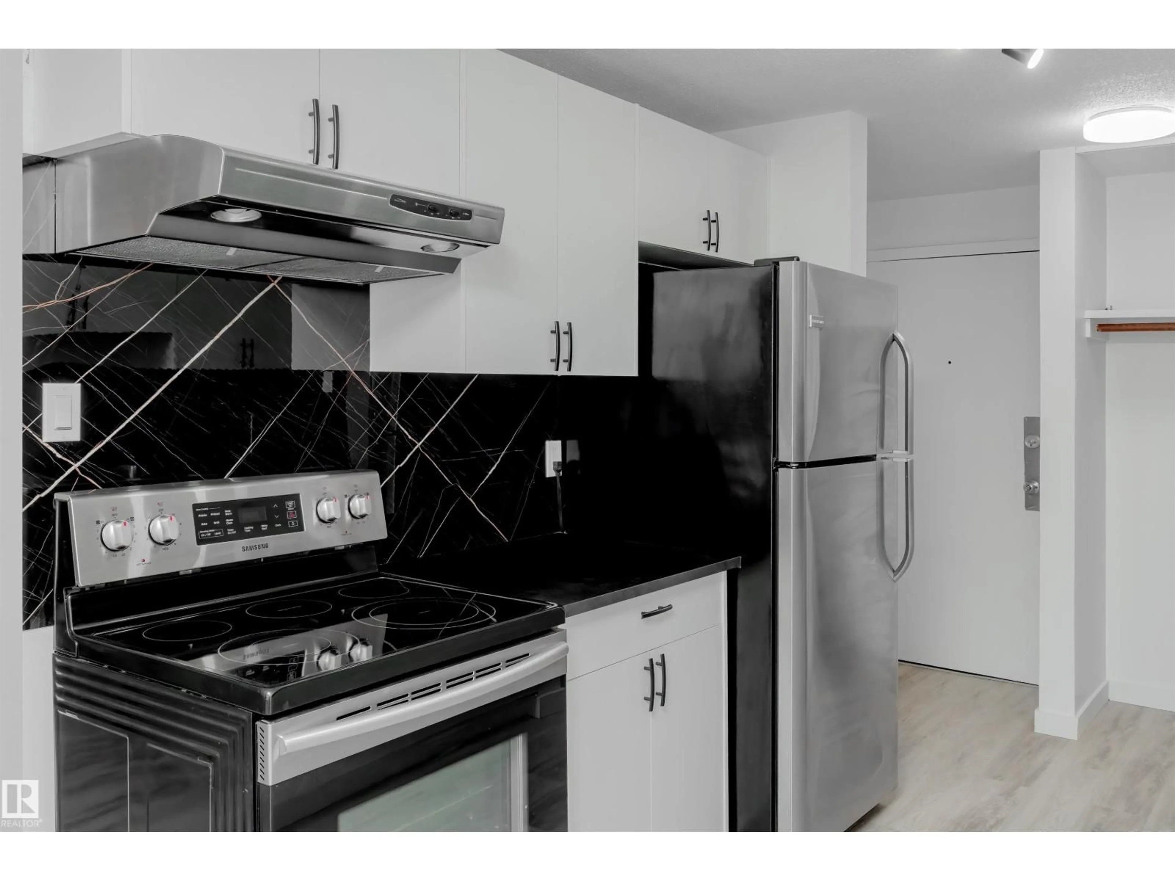 Standard kitchen, unknown for 107 - 7204 81 AV NW, Edmonton Alberta T6B0E2