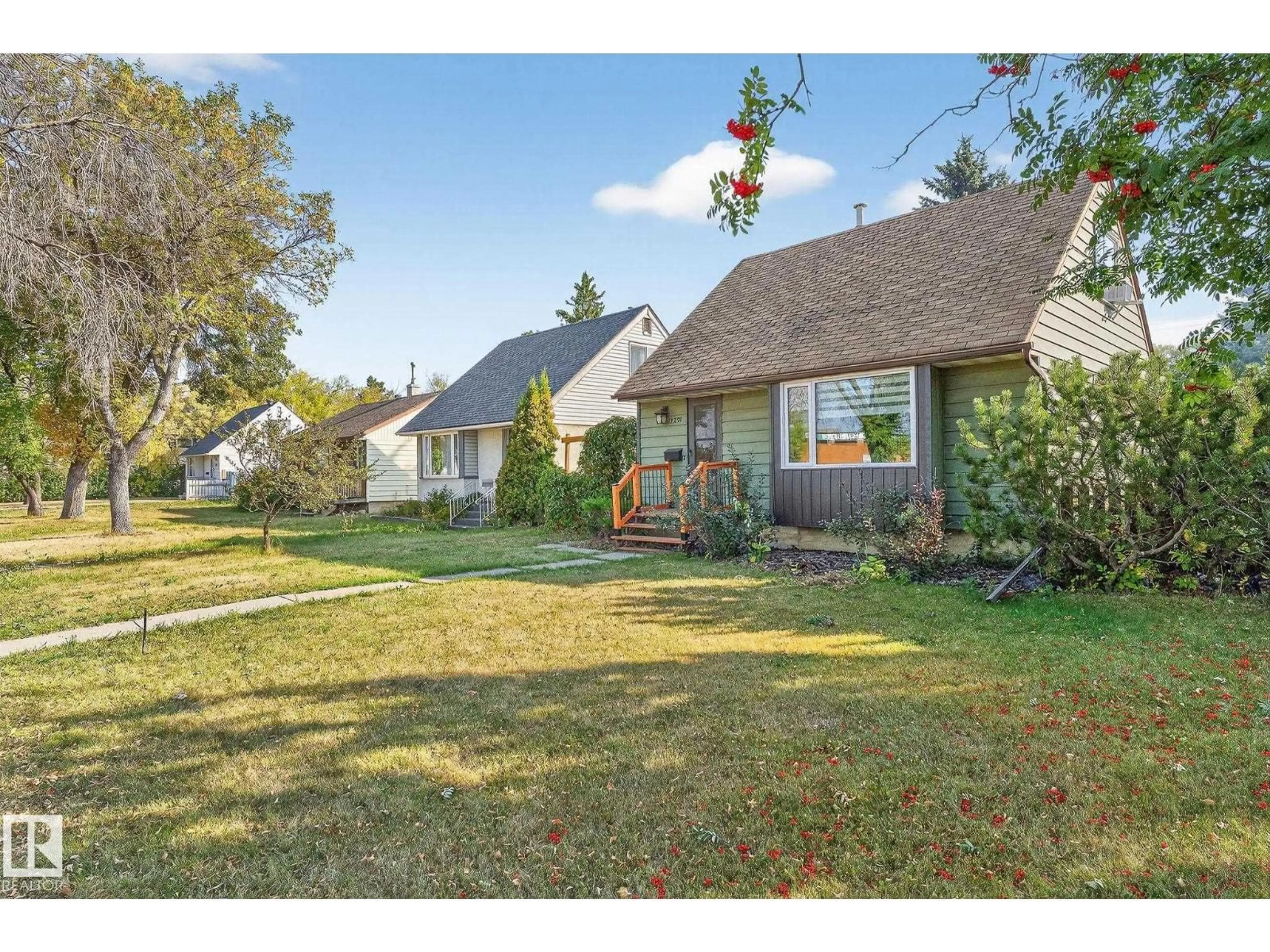 A pic from outside/outdoor area/front of a property/back of a property/a pic from drone, street for NW - 12231 107 ST, Edmonton Alberta T5G2S9