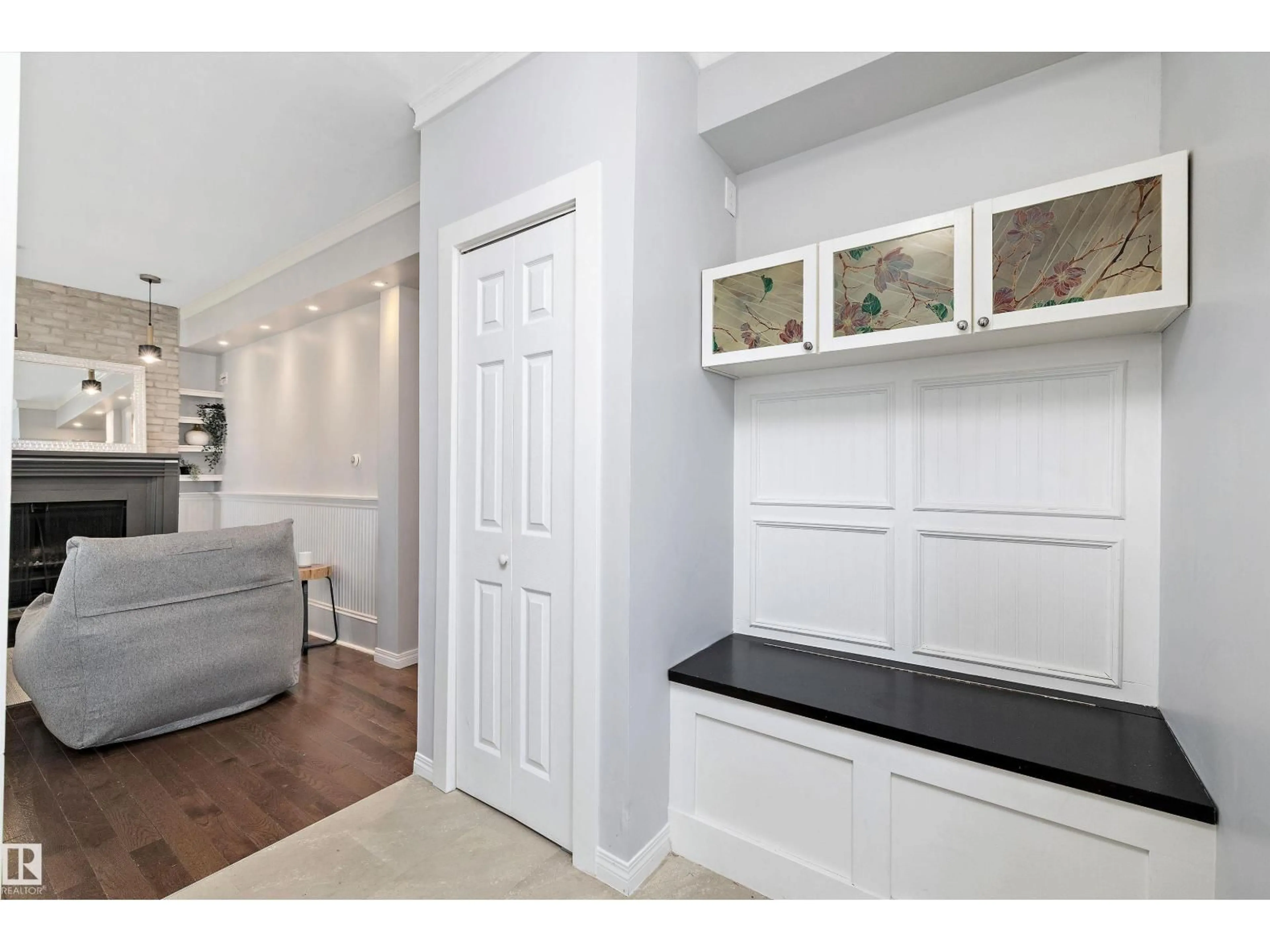 Indoor entryway for 8702 92A AV, Edmonton Alberta T6C1S6