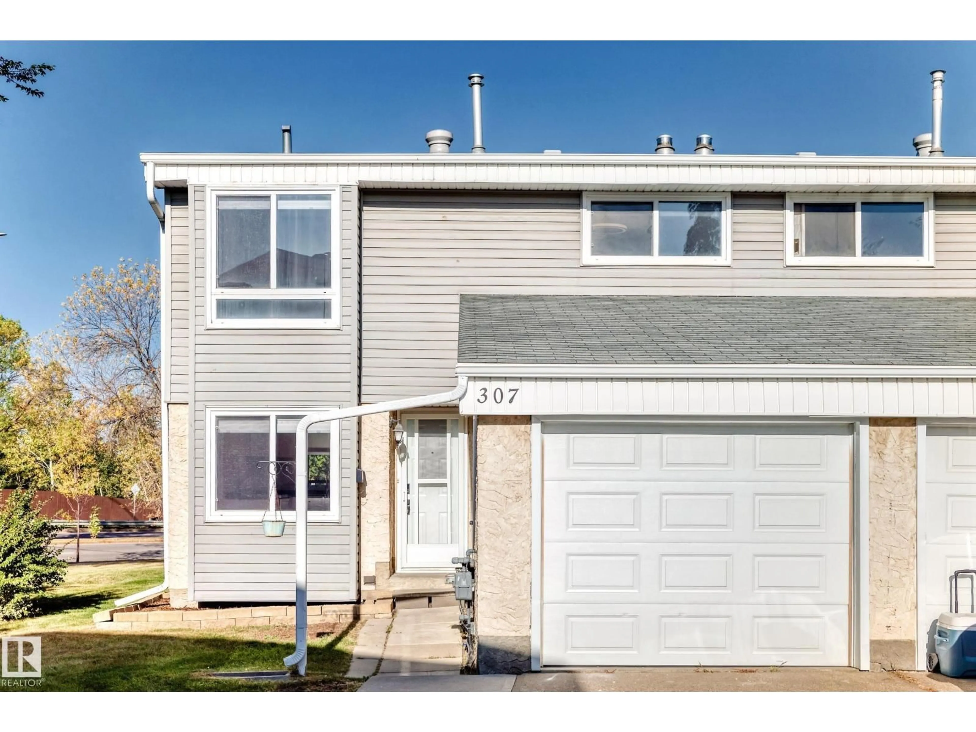 Home with vinyl exterior material, street for 307 GRANDIN VG, St. Albert Alberta T8N2R6