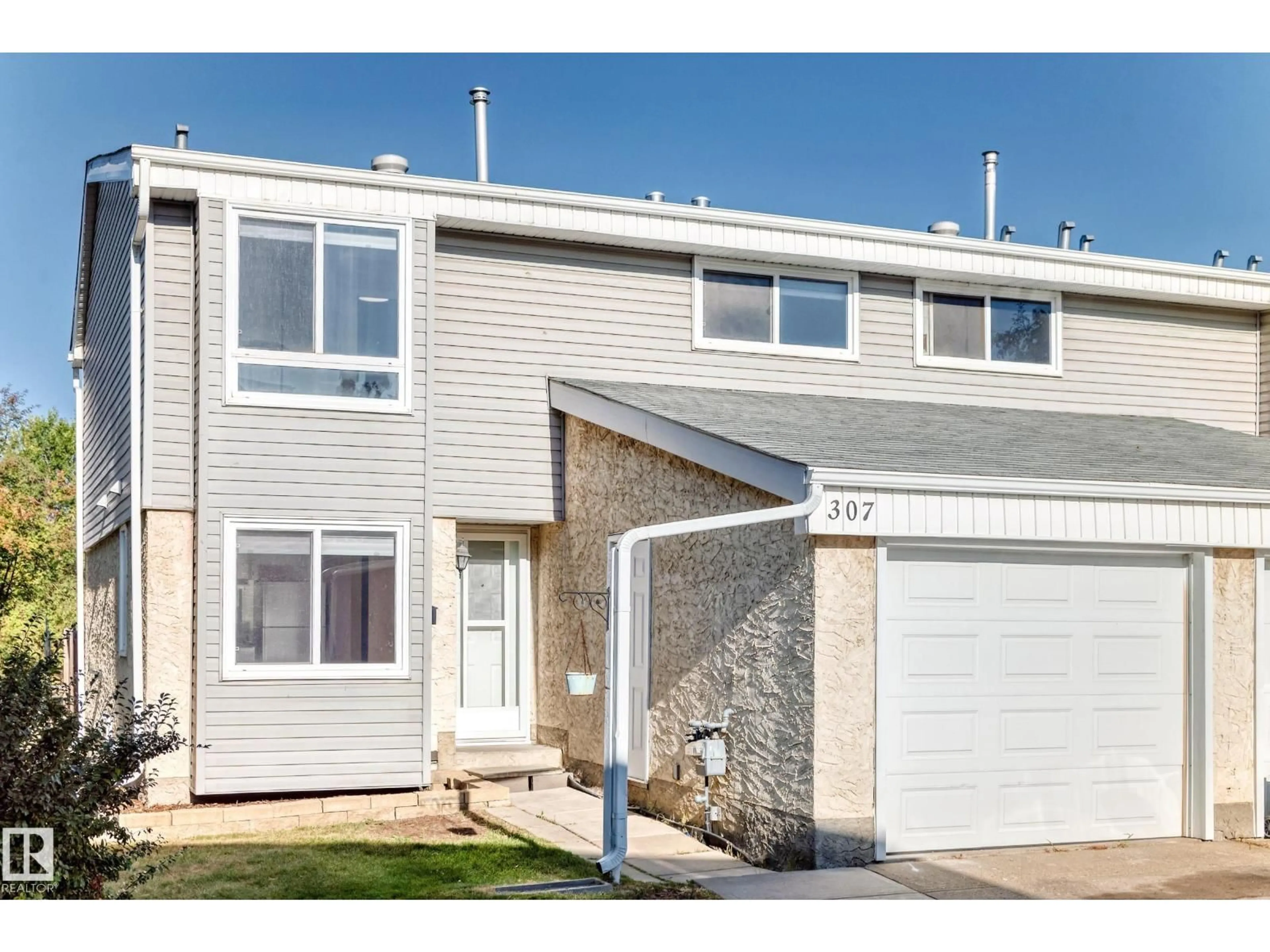 Home with vinyl exterior material, street for 307 GRANDIN VG, St. Albert Alberta T8N2R6