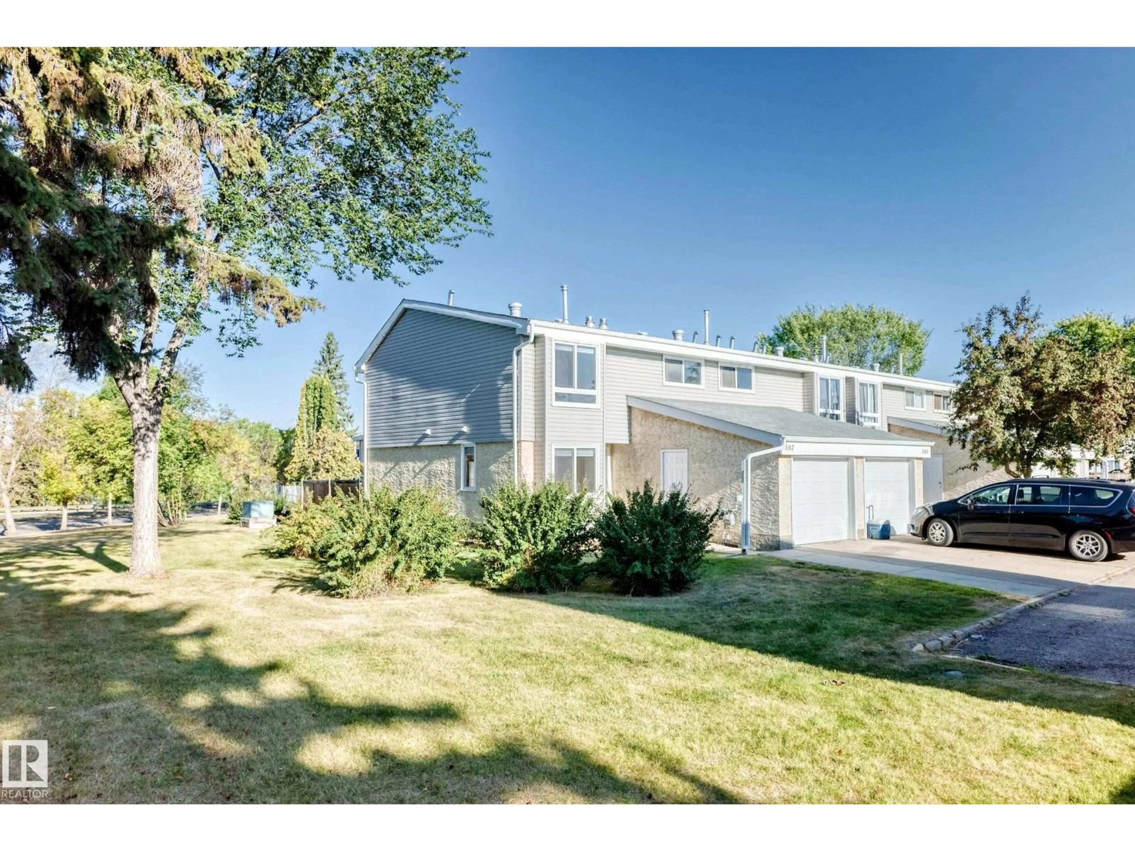 Home with vinyl exterior material, street for 307 GRANDIN VG, St. Albert Alberta T8N2R6