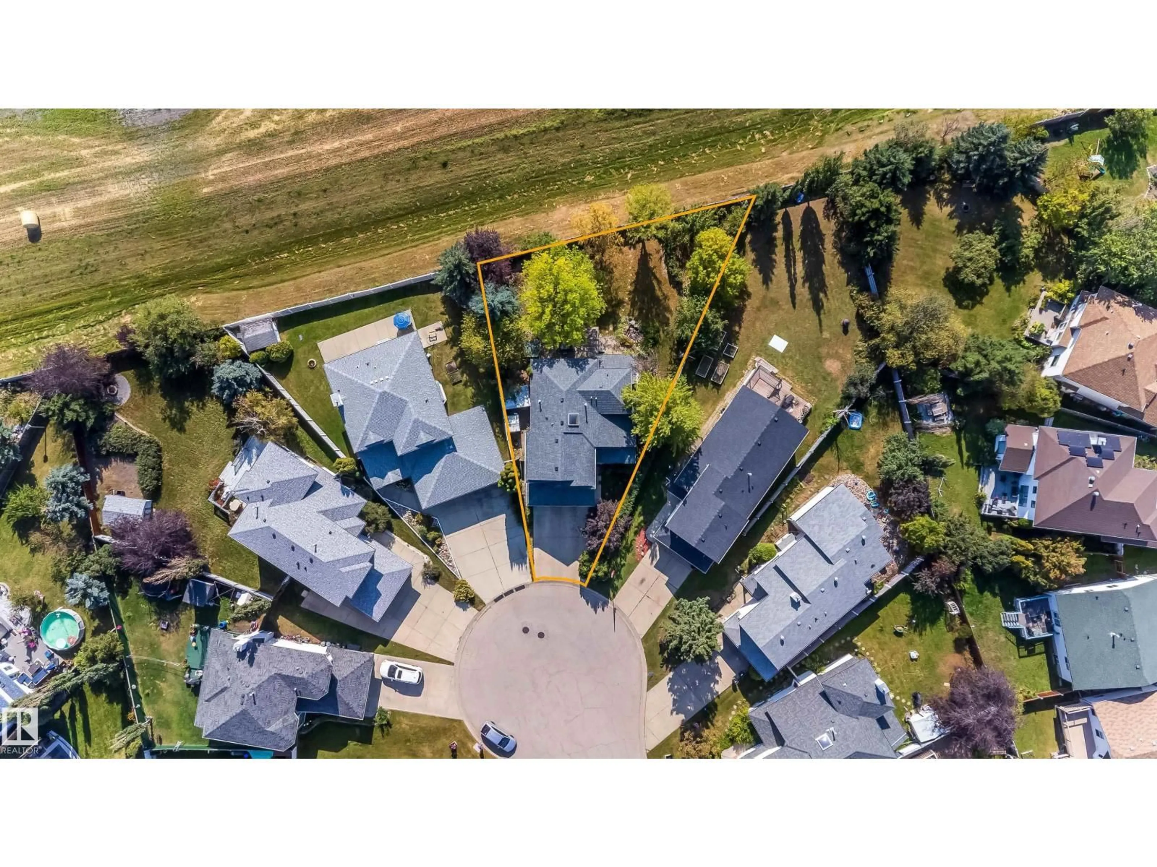 A pic from outside/outdoor area/front of a property/back of a property/a pic from drone, street for 11415 9 AV, Edmonton Alberta T6J6Z5