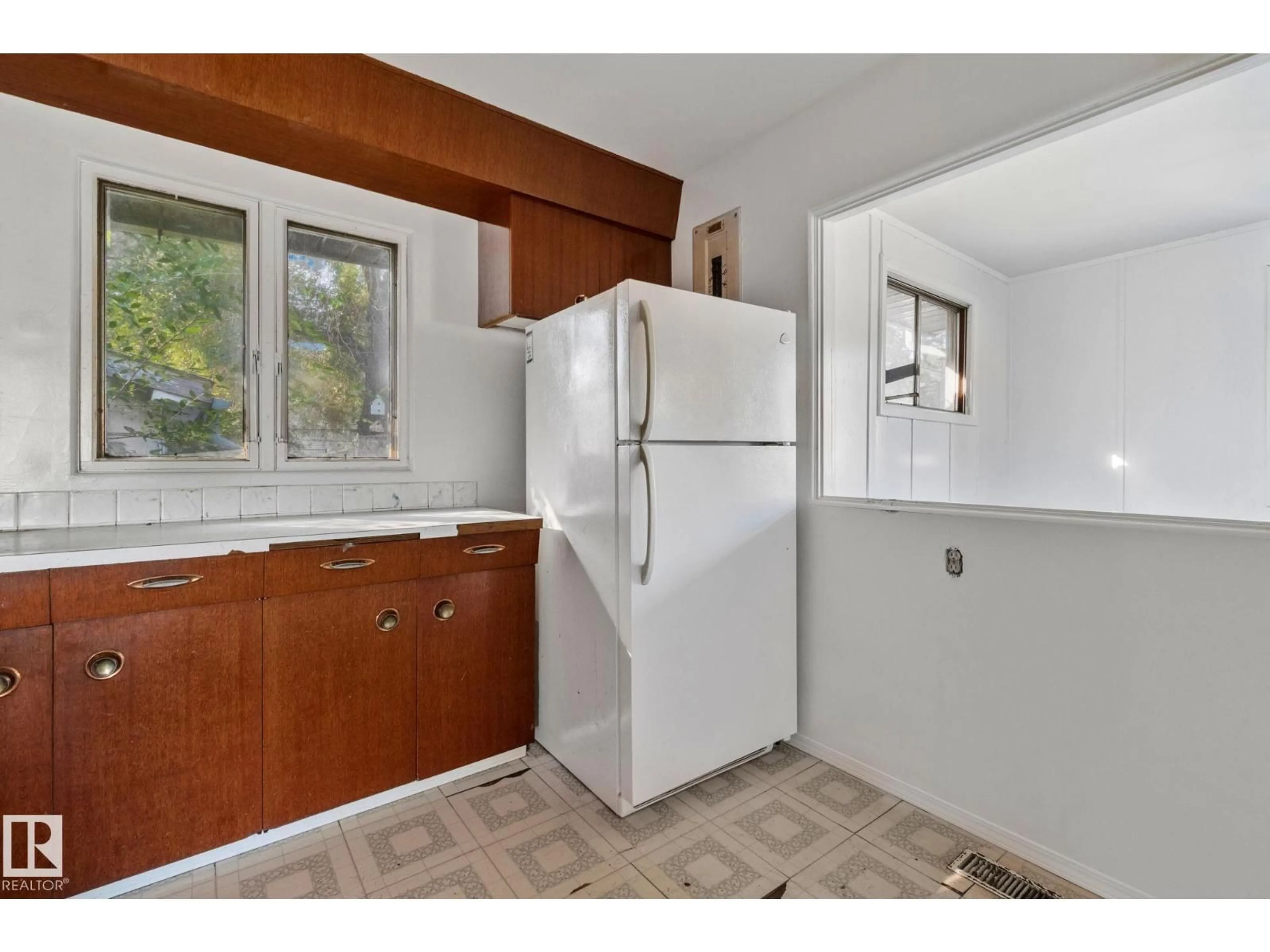 Standard kitchen, ceramic/tile floor for NW - 12350 82 ST, Edmonton Alberta T5B2X2