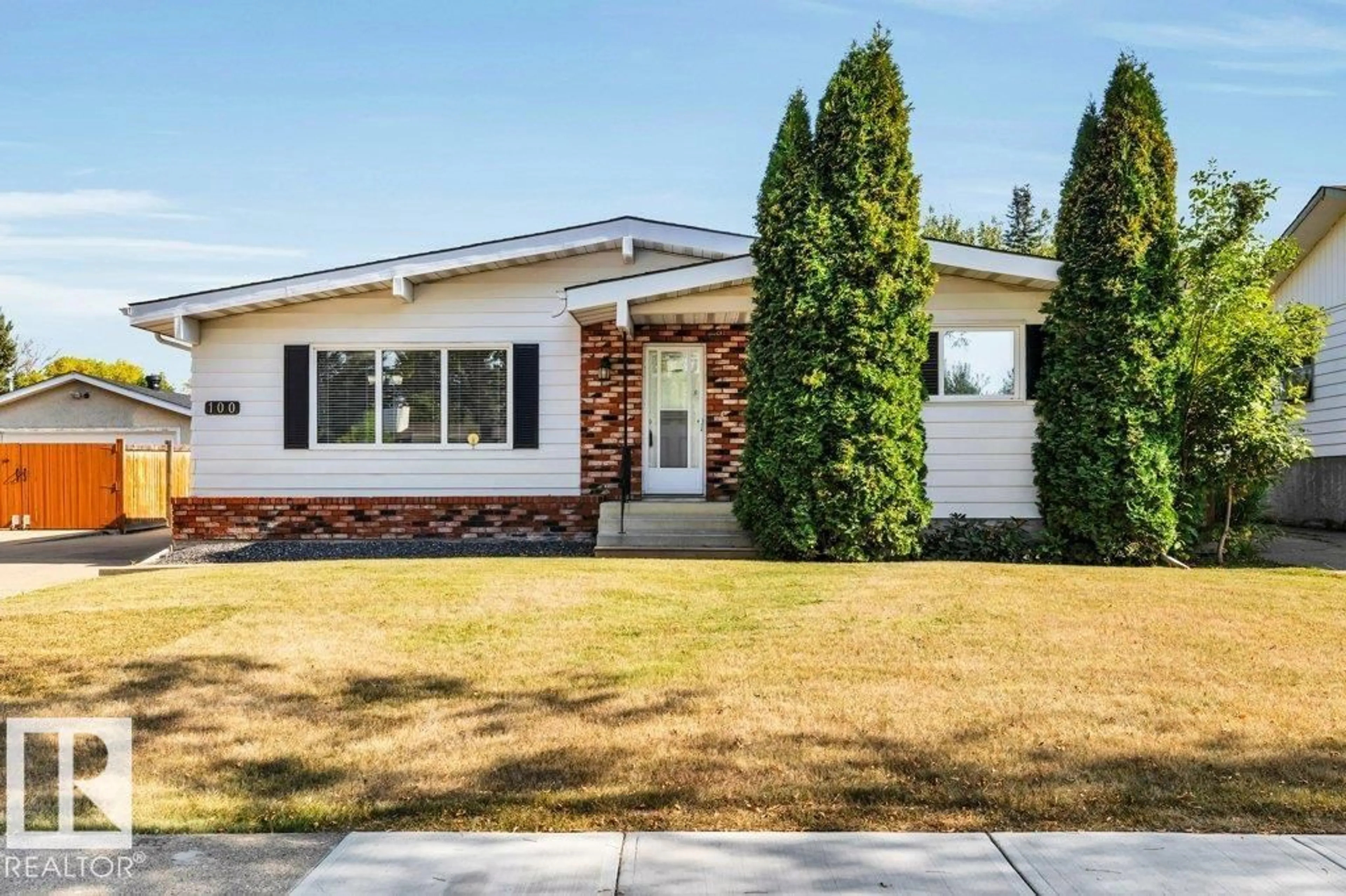 Home with vinyl exterior material, street for 100 AKINS DR, St. Albert Alberta T8N2P6