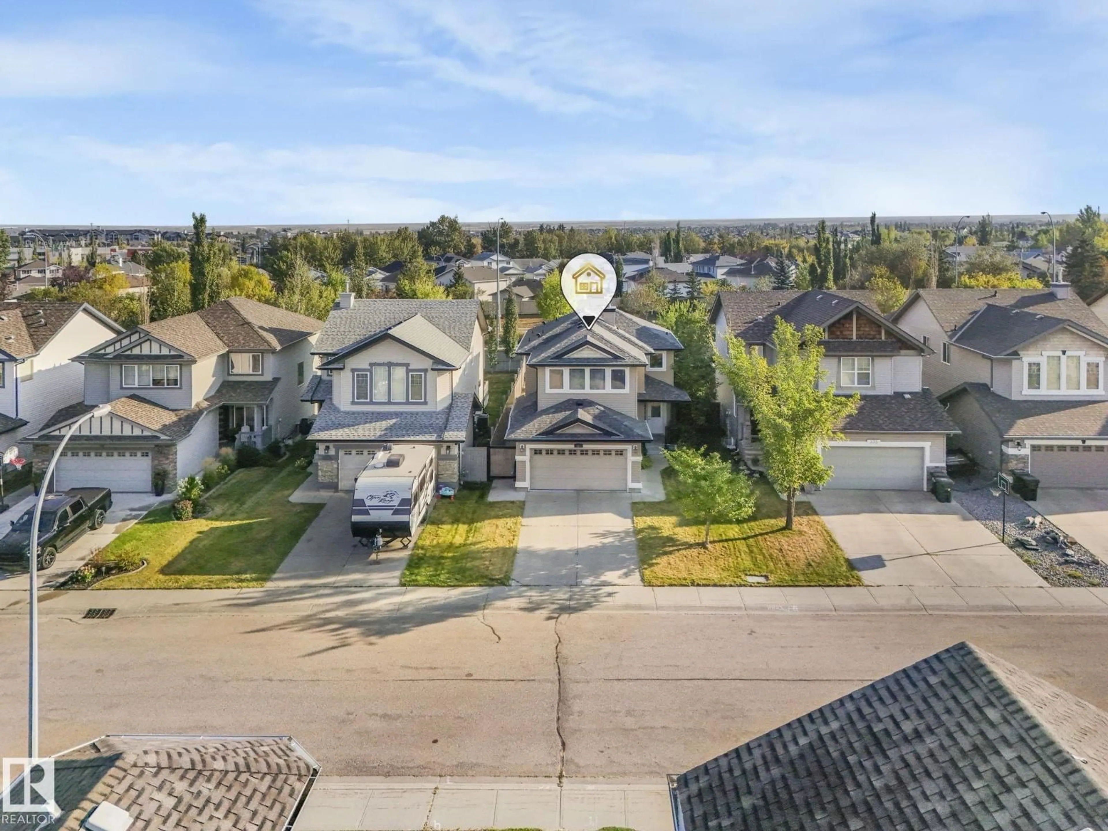 A pic from outside/outdoor area/front of a property/back of a property/a pic from drone, street for 337 COWAN CR, Sherwood Park Alberta T8H0E4
