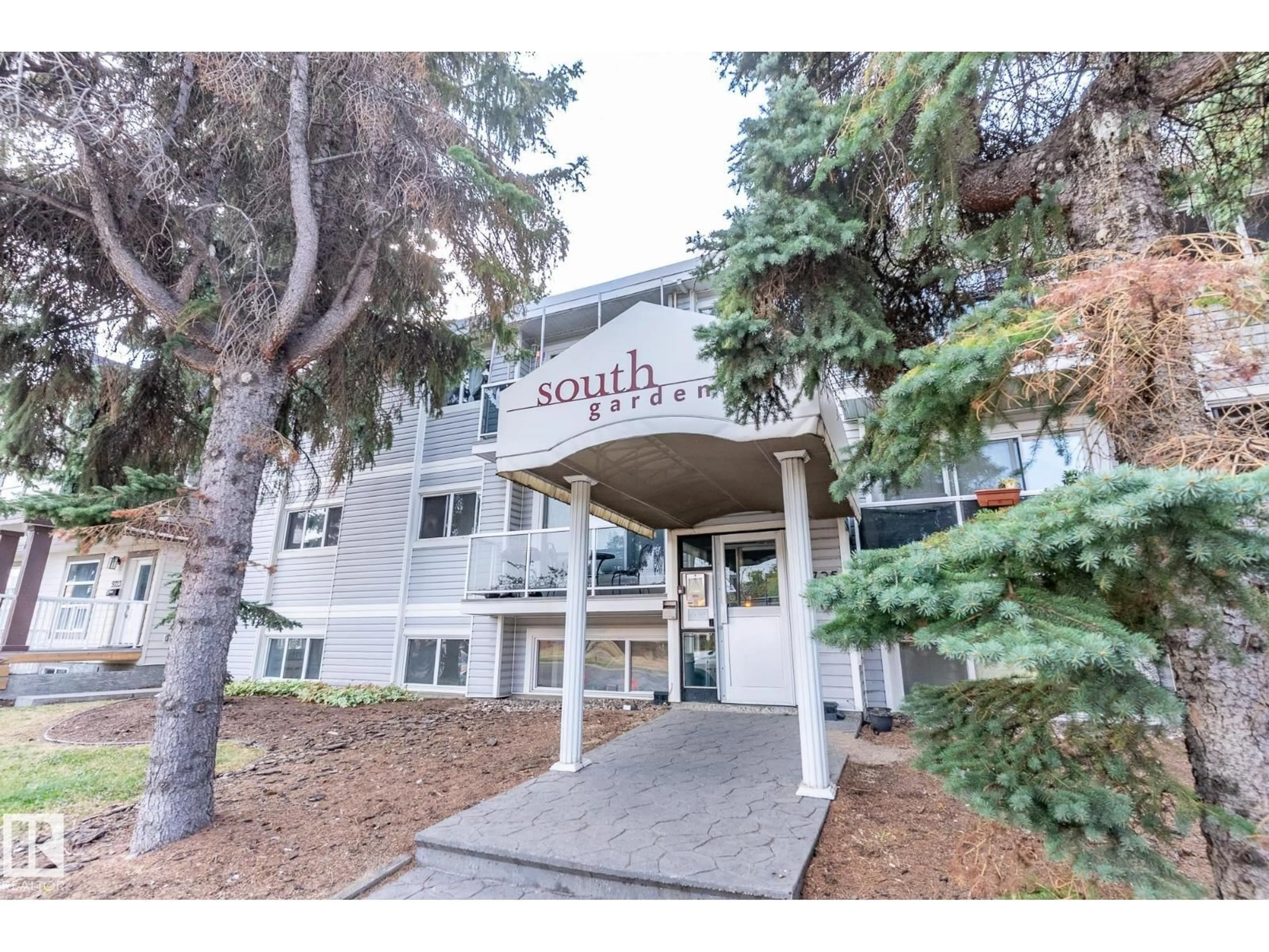 Indoor foyer for #203 - 9725 82 AV, Edmonton Alberta T6E1Y6